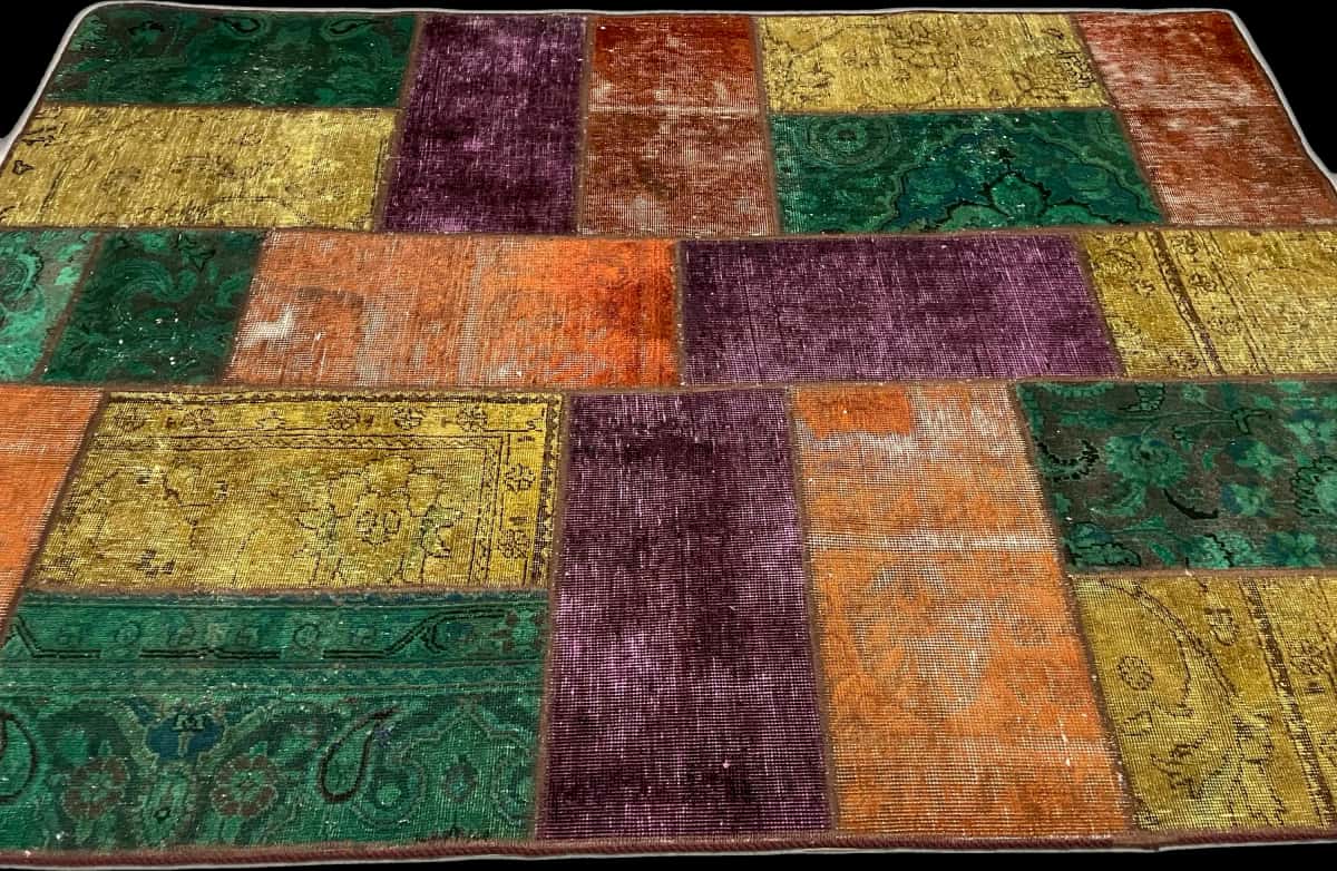 Persian rug of Rey style in dimensions 210 centimeters length by 150 centimeters width with mainly colorful colors — Perspective