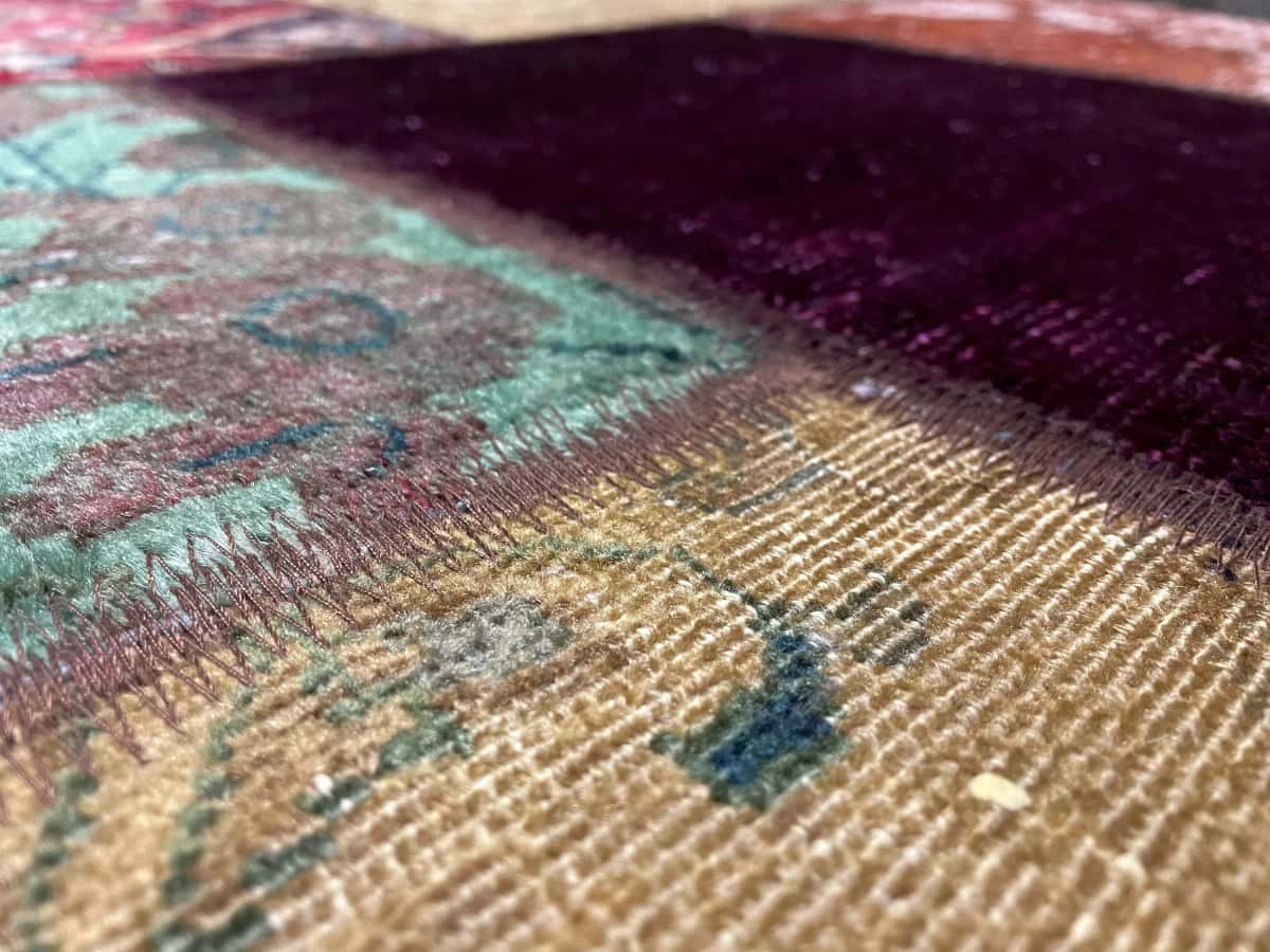 Persian rug of Rey style in dimensions 211 centimeters length by 150 centimeters width with mainly colorful colors — Texture close-up