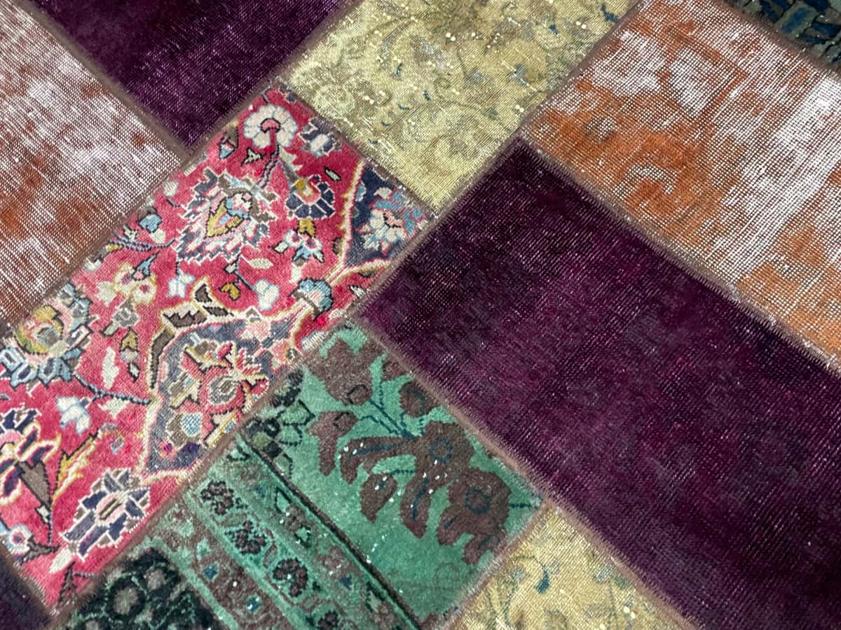 Persian rug of Rey style in dimensions 211 centimeters length by 150 centimeters width with mainly colorful colors — Texture close-up