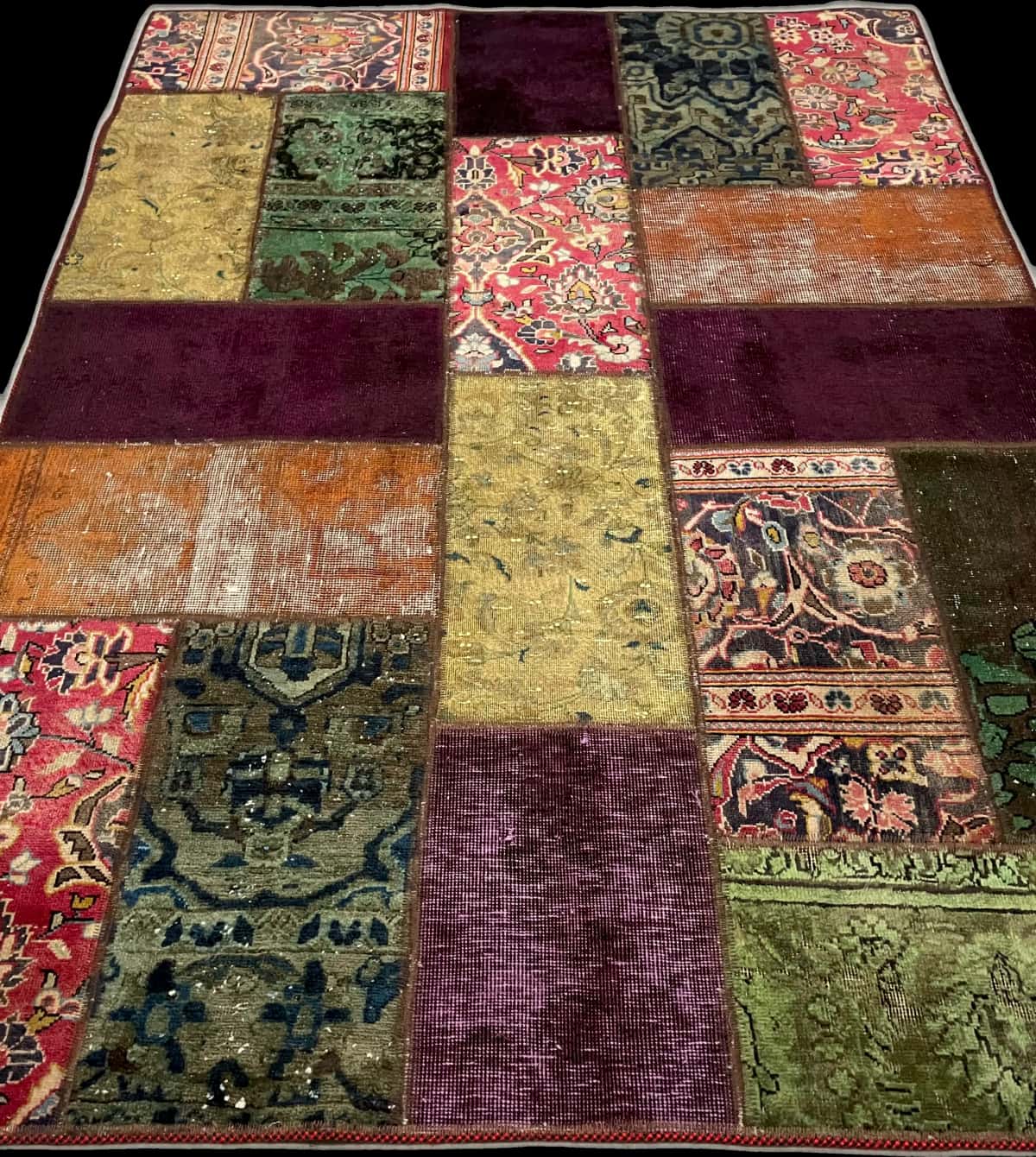 Persian rug of Rey style in dimensions 211 centimeters length by 150 centimeters width with mainly colorful colors — Perspective