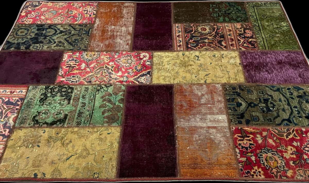 Persian rug of Rey style in dimensions 211 centimeters length by 150 centimeters width with mainly colorful colors — Perspective