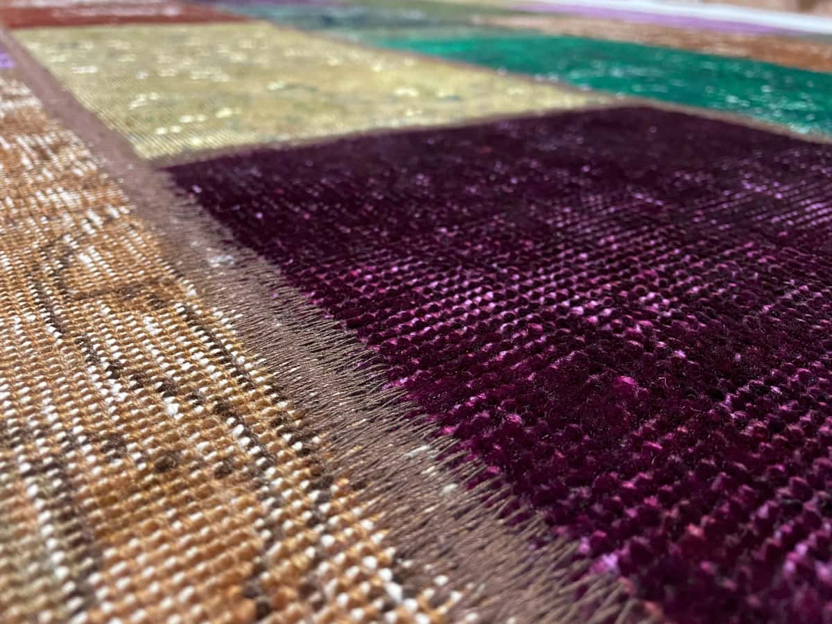 Persian rug of Rey style in dimensions 205 centimeters length by 152 centimeters width with mainly colorful colors — Texture close-up