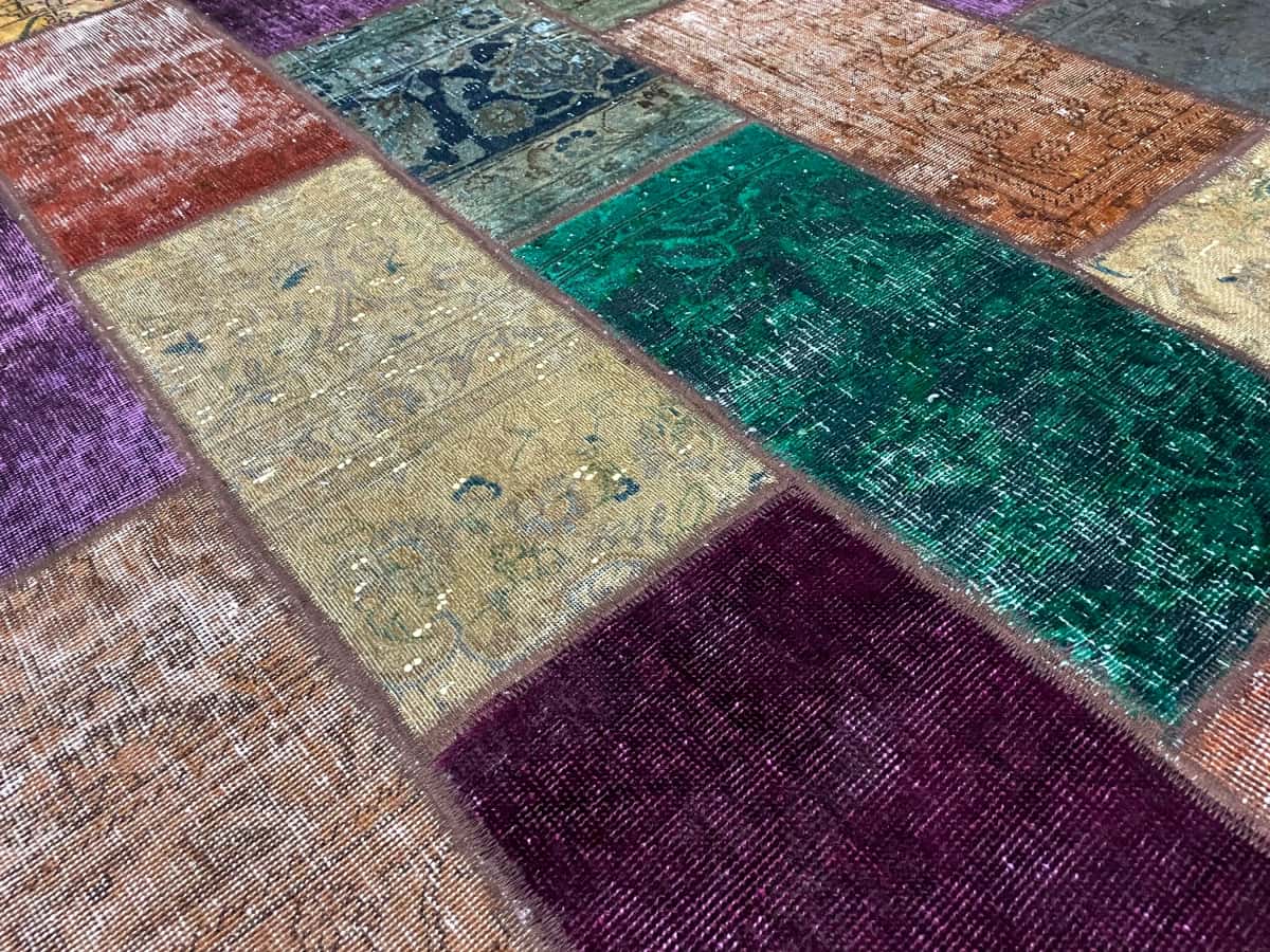 Persian rug of Rey style in dimensions 205 centimeters length by 152 centimeters width with mainly colorful colors — Texture close-up