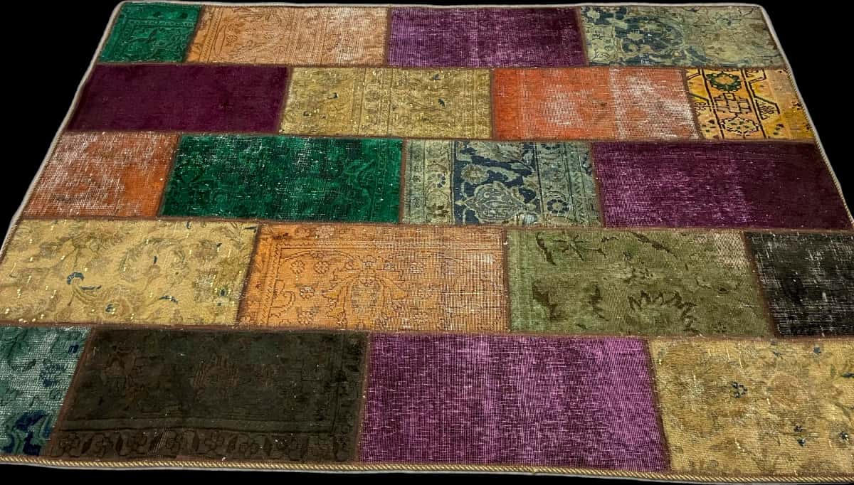 Persian rug of Rey style in dimensions 205 centimeters length by 152 centimeters width with mainly colorful colors — Perspective