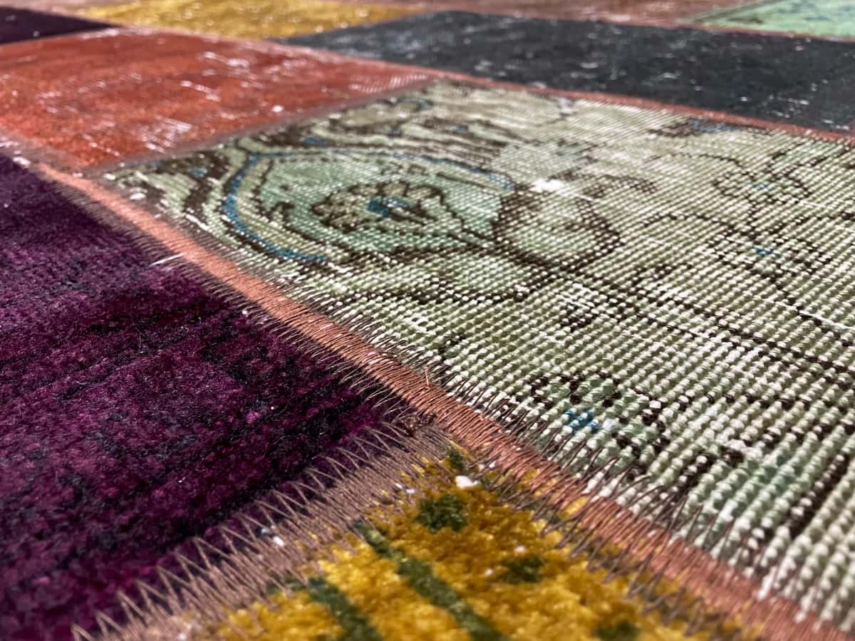 Persian rug of Rey style in dimensions 200 centimeters length by 153 centimeters width with mainly colorful colors — Texture close-up