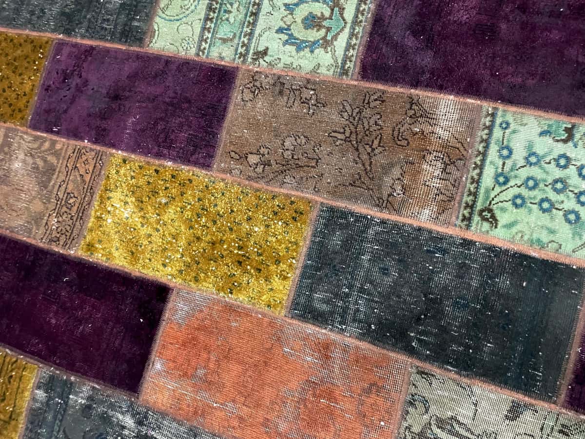 Persian rug of Rey style in dimensions 200 centimeters length by 153 centimeters width with mainly colorful colors — Texture close-up