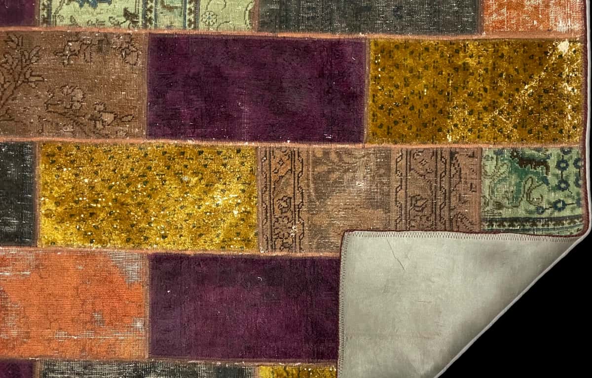 Persian rug of Rey style in dimensions 200 centimeters length by 153 centimeters width with mainly colorful colors — Folded