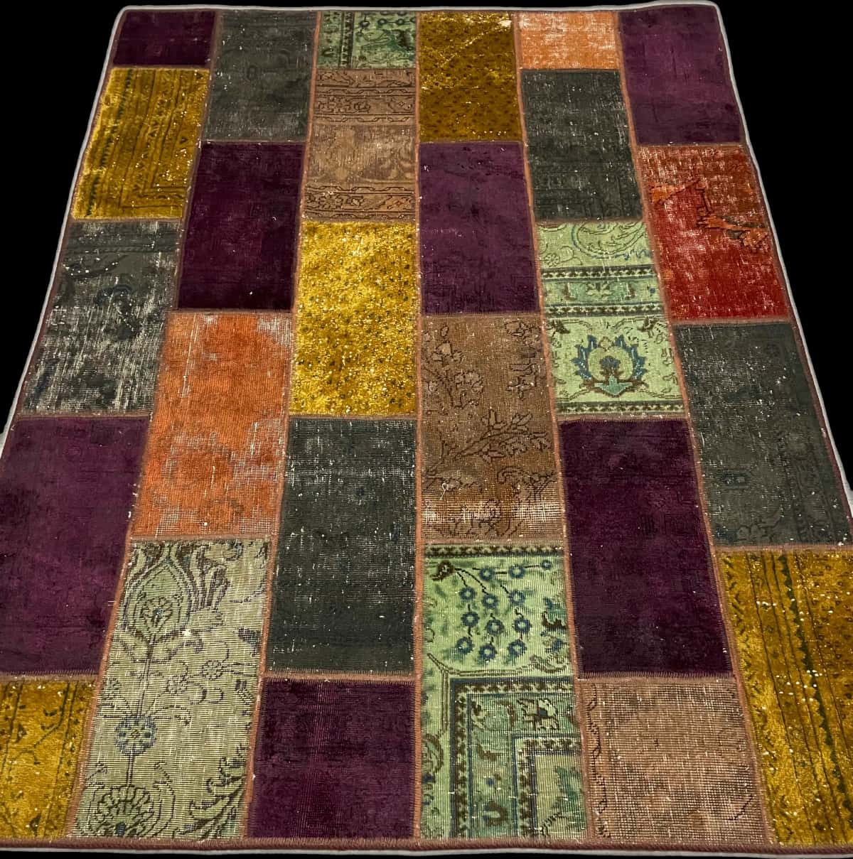 Persian rug of Rey style in dimensions 200 centimeters length by 153 centimeters width with mainly colorful colors — Perspective