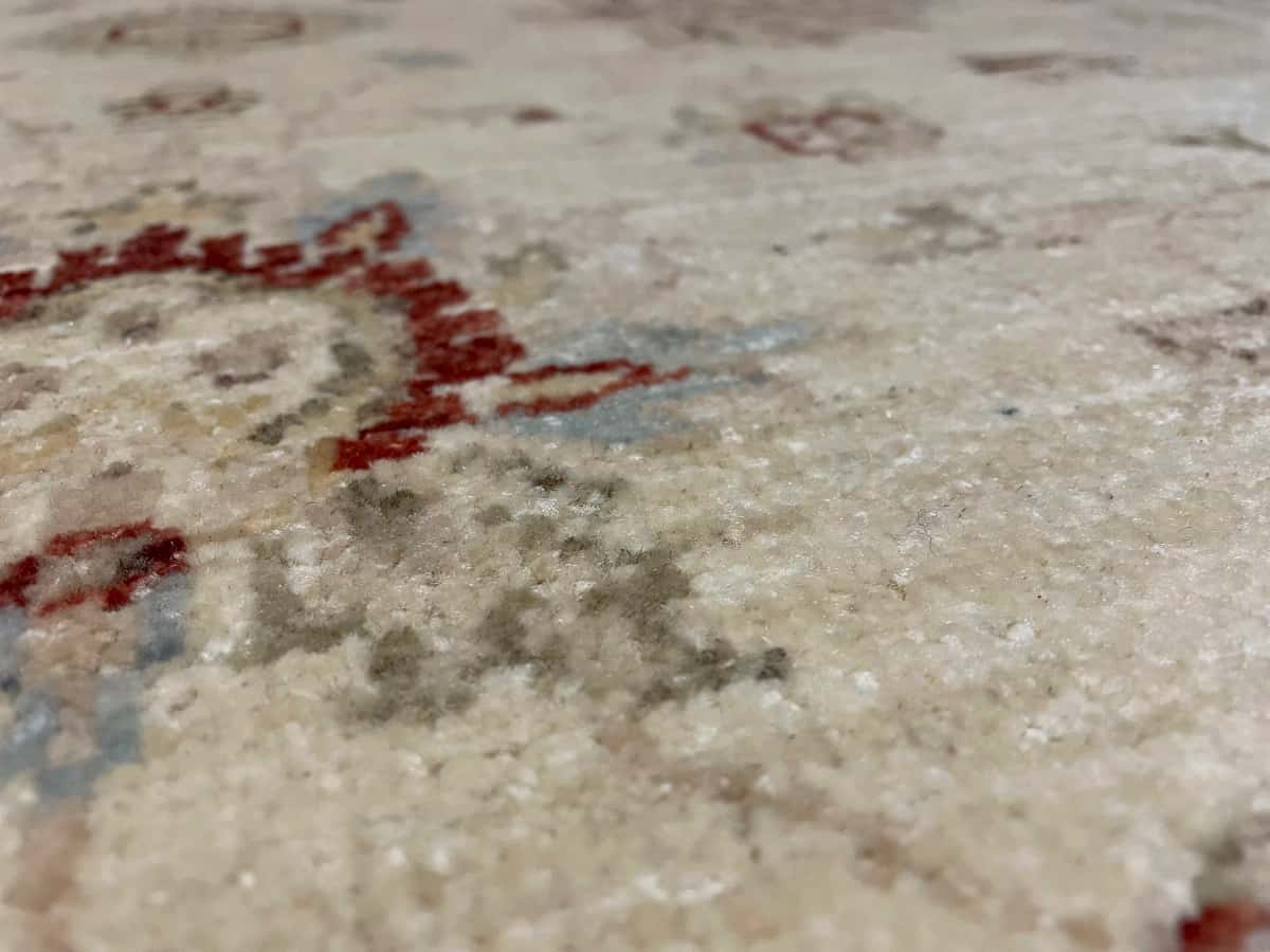 Pakistan Teppich in den Maßen 216 Zentimeter Länge mal 137 Zentimeter Breite mit überwiegend gelb Farben — Nahaufnahme der Textur