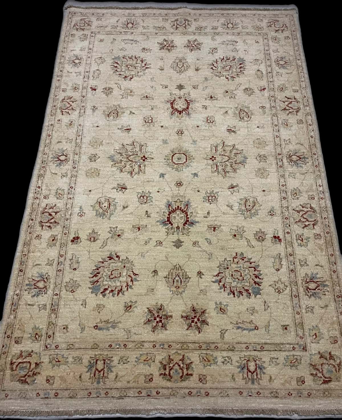 Pakistan Teppich in den Maßen 216 Zentimeter Länge mal 137 Zentimeter Breite mit überwiegend gelb Farben — Perspektive
