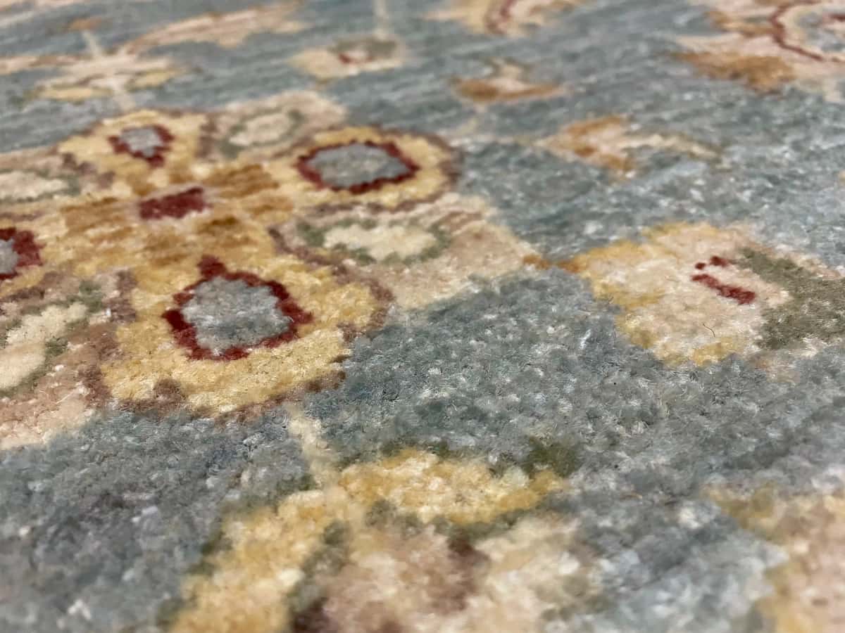 Pakistan Teppich in den Maßen 201 Zentimeter Länge mal 144 Zentimeter Breite mit überwiegend blau und gelb Farben — Nahaufnahme der Textur