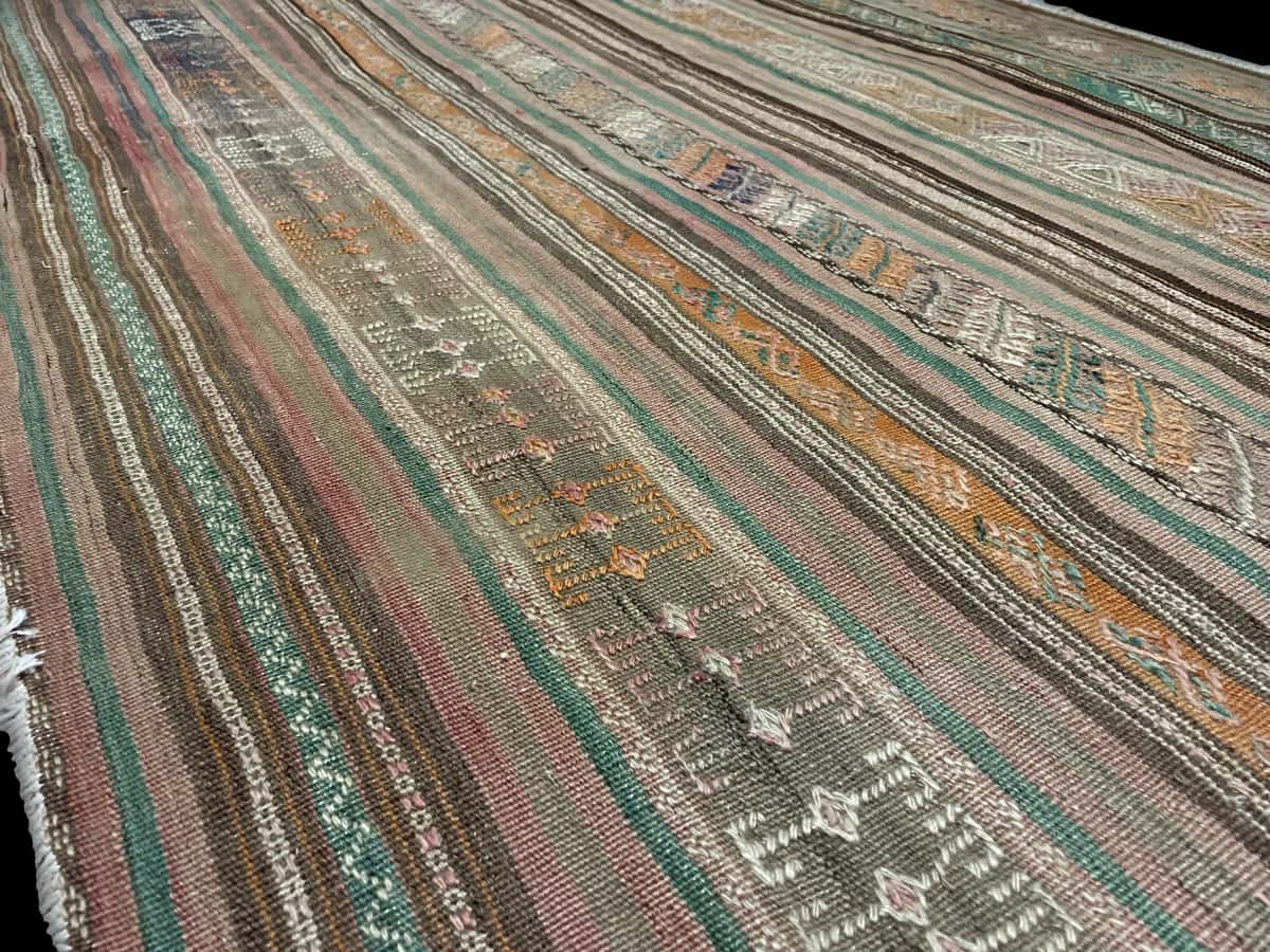Persian rug of Sumak style in dimensions 189 centimeters length by 116 centimeters width with mainly brown colors — Texture close-up