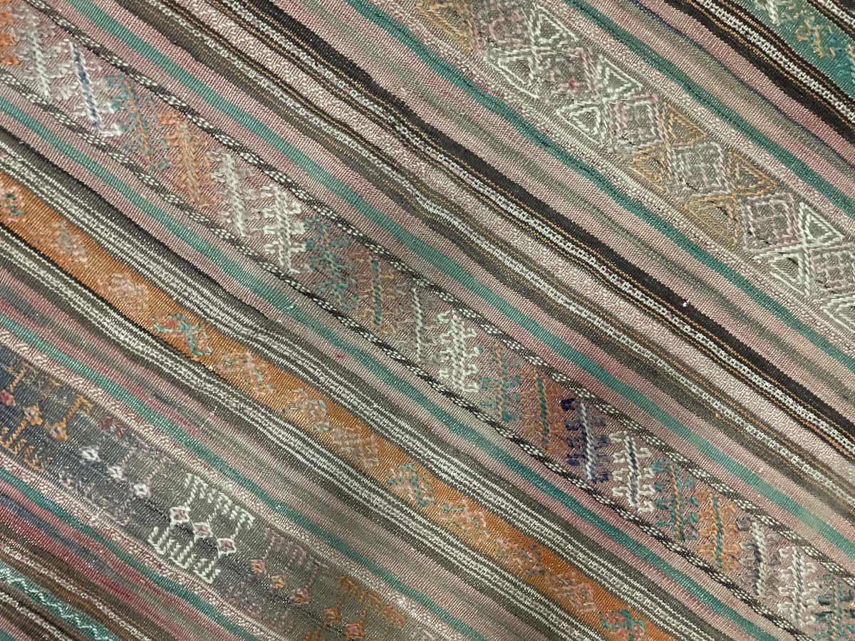 Persian rug of Sumak style in dimensions 189 centimeters length by 116 centimeters width with mainly brown colors — Texture close-up