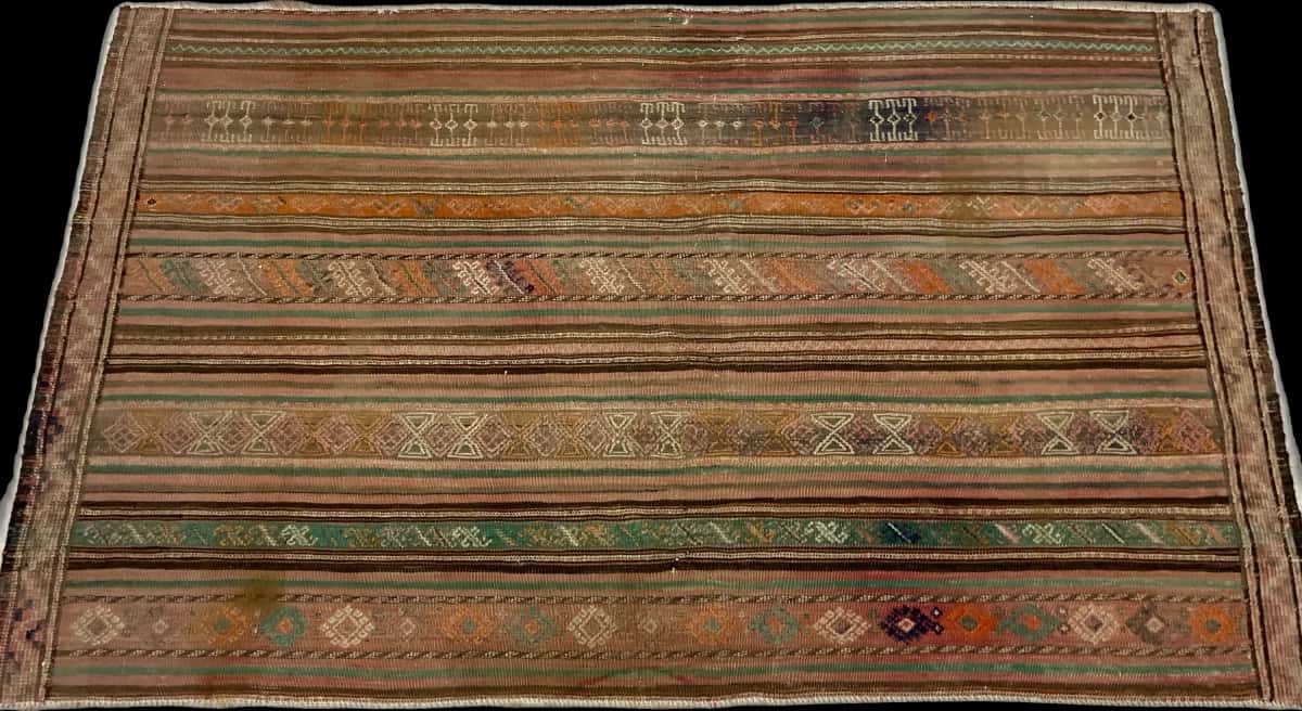 Persian rug of Sumak style in dimensions 189 centimeters length by 116 centimeters width with mainly brown colors — Perspective