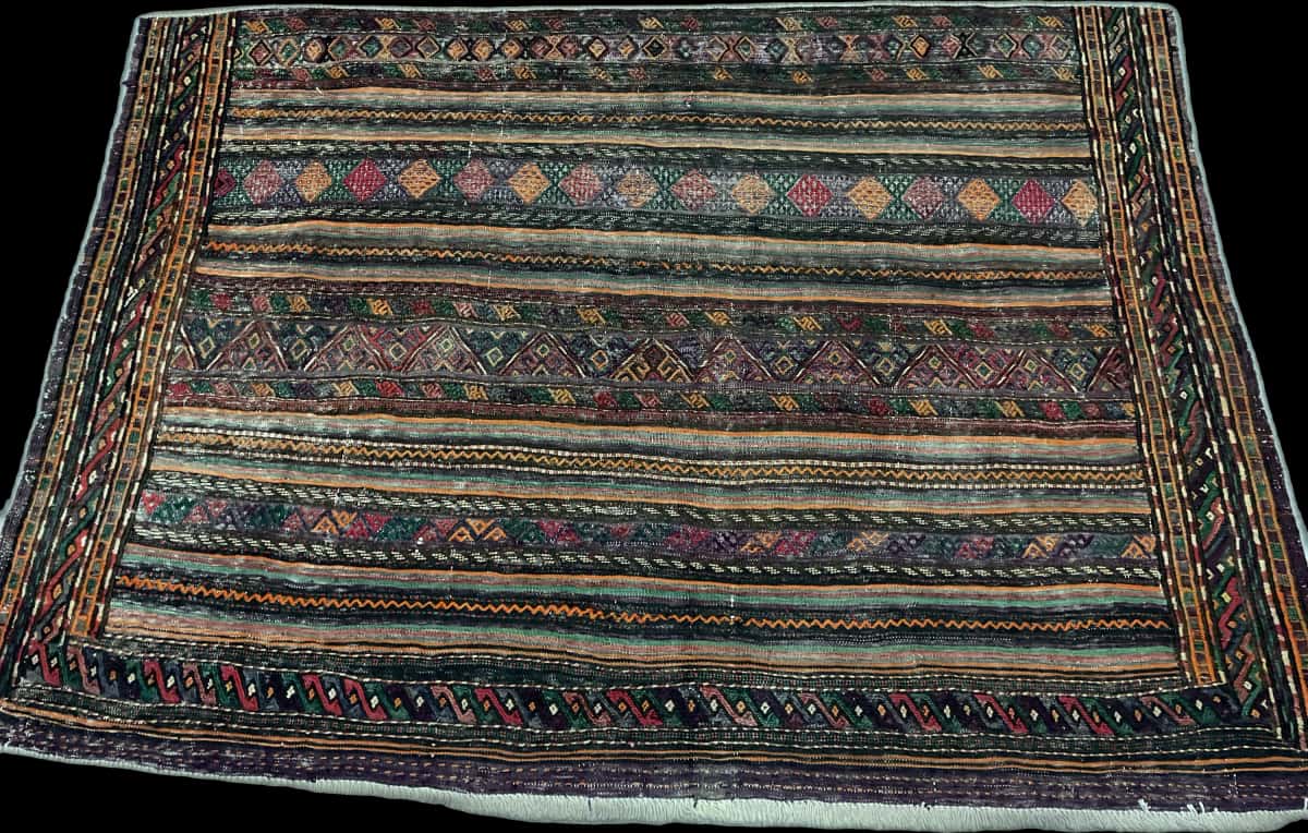 Persian rug of Sumak style in dimensions 156 centimeters length by 113 centimeters width with mainly purple and brown colors — Perspective