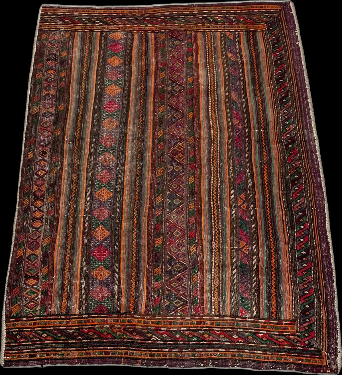 persischer Teppich im Sumak Stil in den Maßen 156 Zentimeter Länge mal 113 Zentimeter Breite mit überwiegend lila und braun Farben — Perspektive