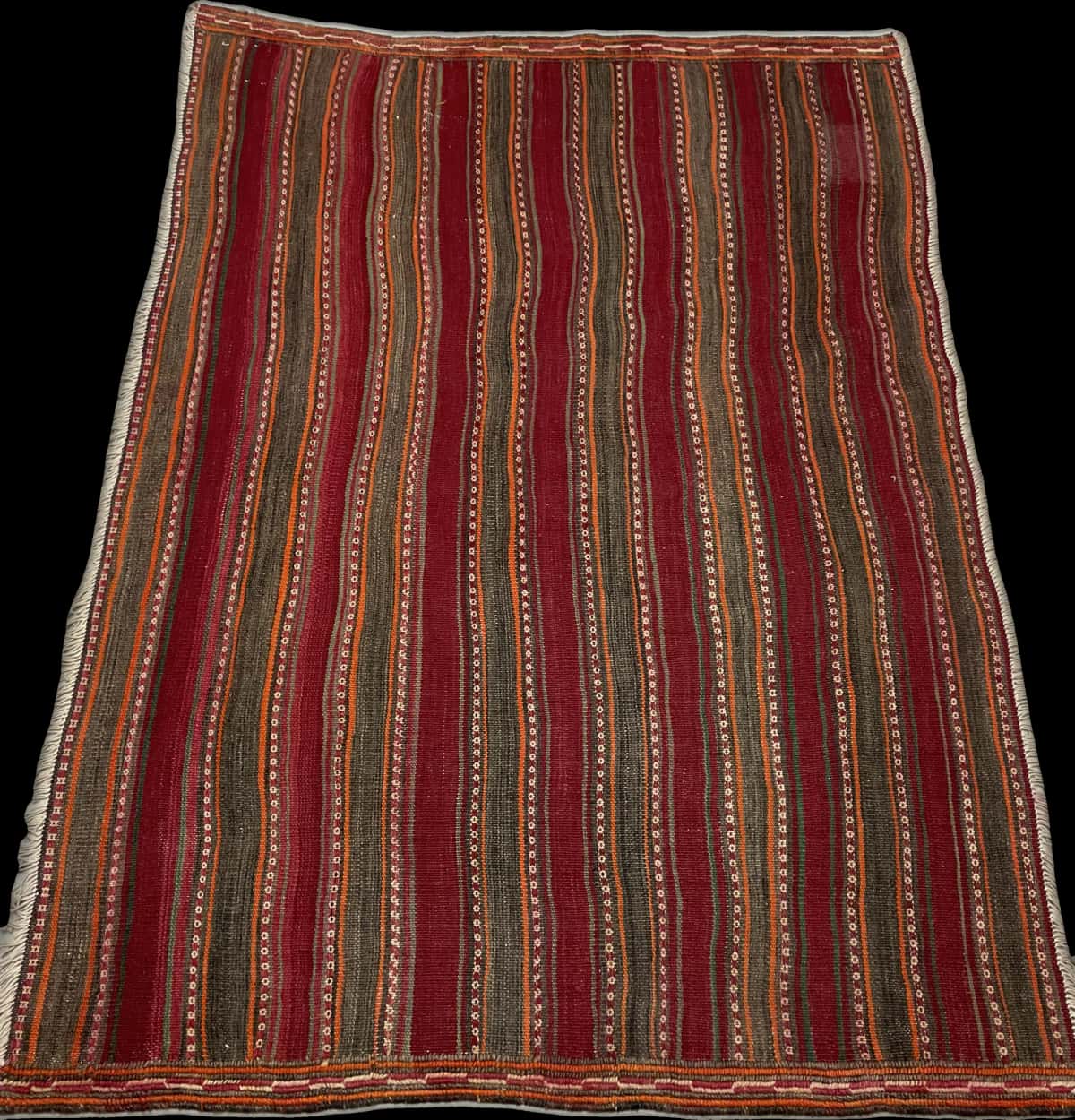 Persian rug of Sumak style in dimensions 177 centimeters length by 131 centimeters width with mainly red and orange colors — Perspective