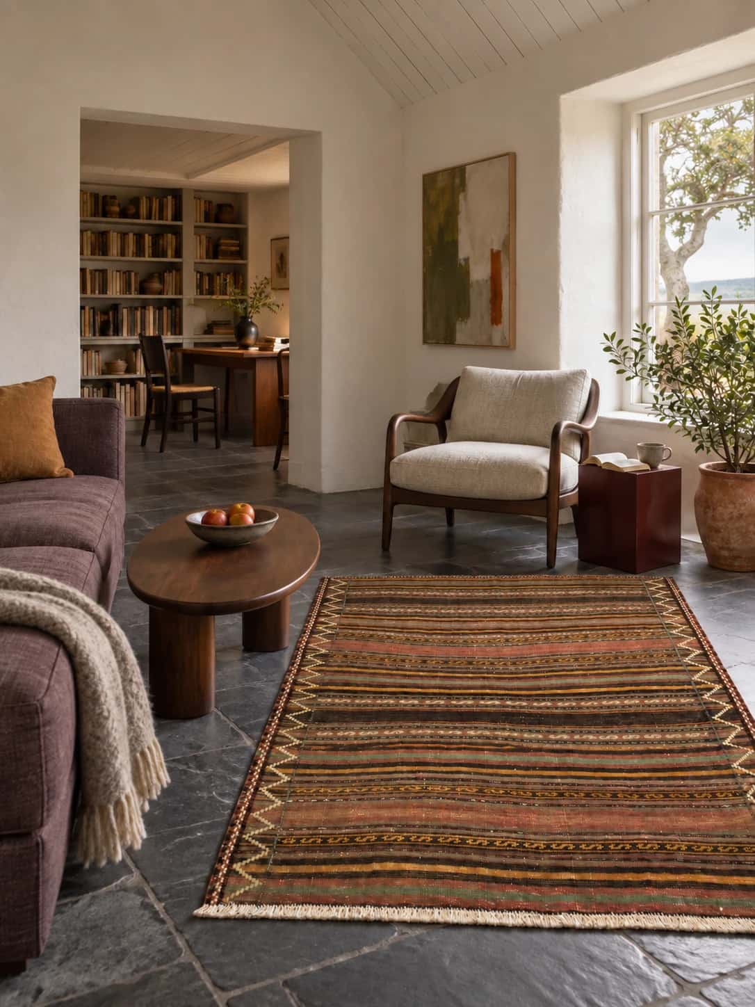Alfombra persa kilim sumak, 152x170 cm, principalmente en marrón — En una habitación