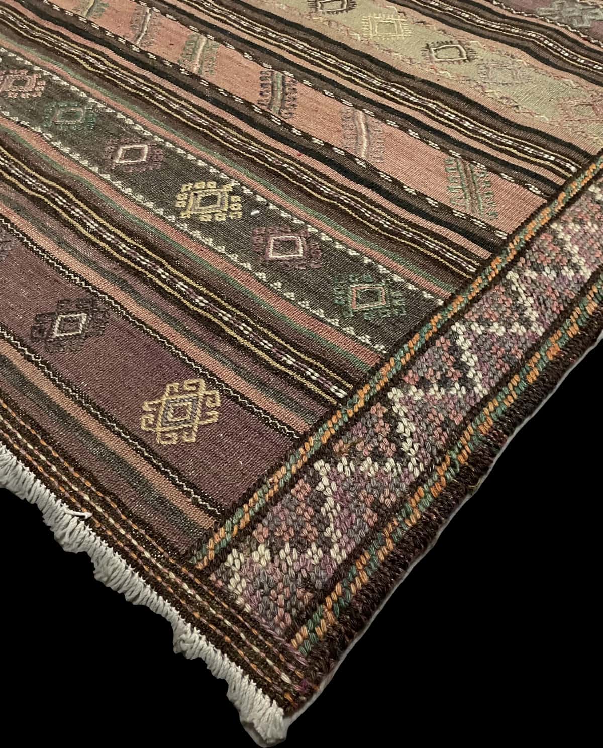 alfombra persa de estilo sumak en dimensiones 254 centímetros de largo por 145 centímetros de ancho — Esquina y borde
