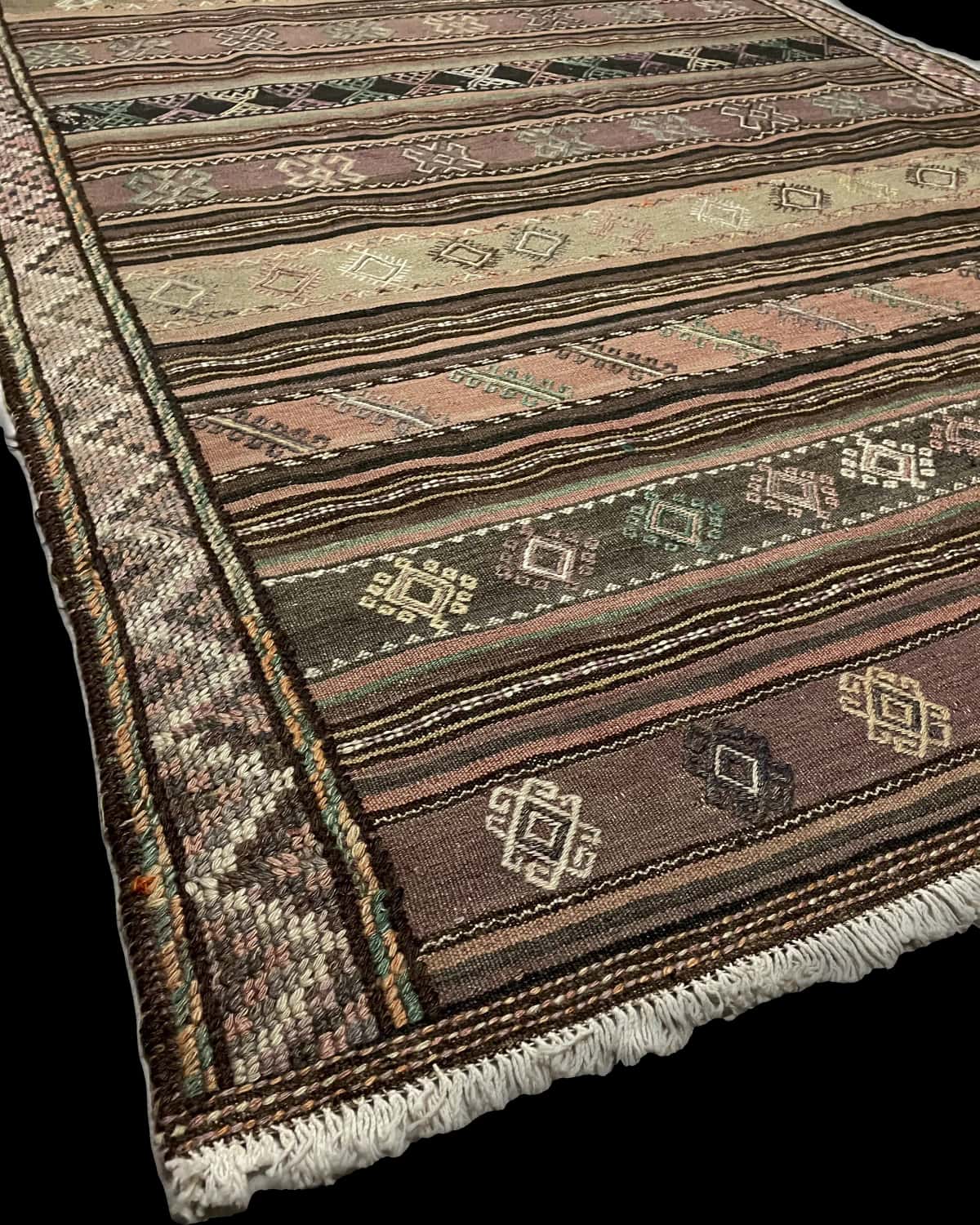 alfombra persa de estilo sumak en dimensiones 254 centímetros de largo por 145 centímetros de ancho — Esquina y borde