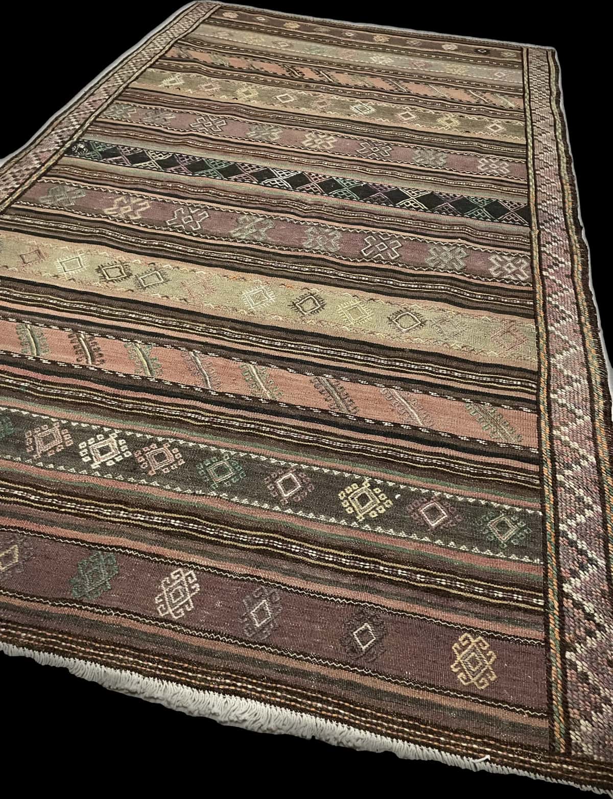 alfombra persa de estilo sumak en dimensiones 254 centímetros de largo por 145 centímetros de ancho — Perspectiva
