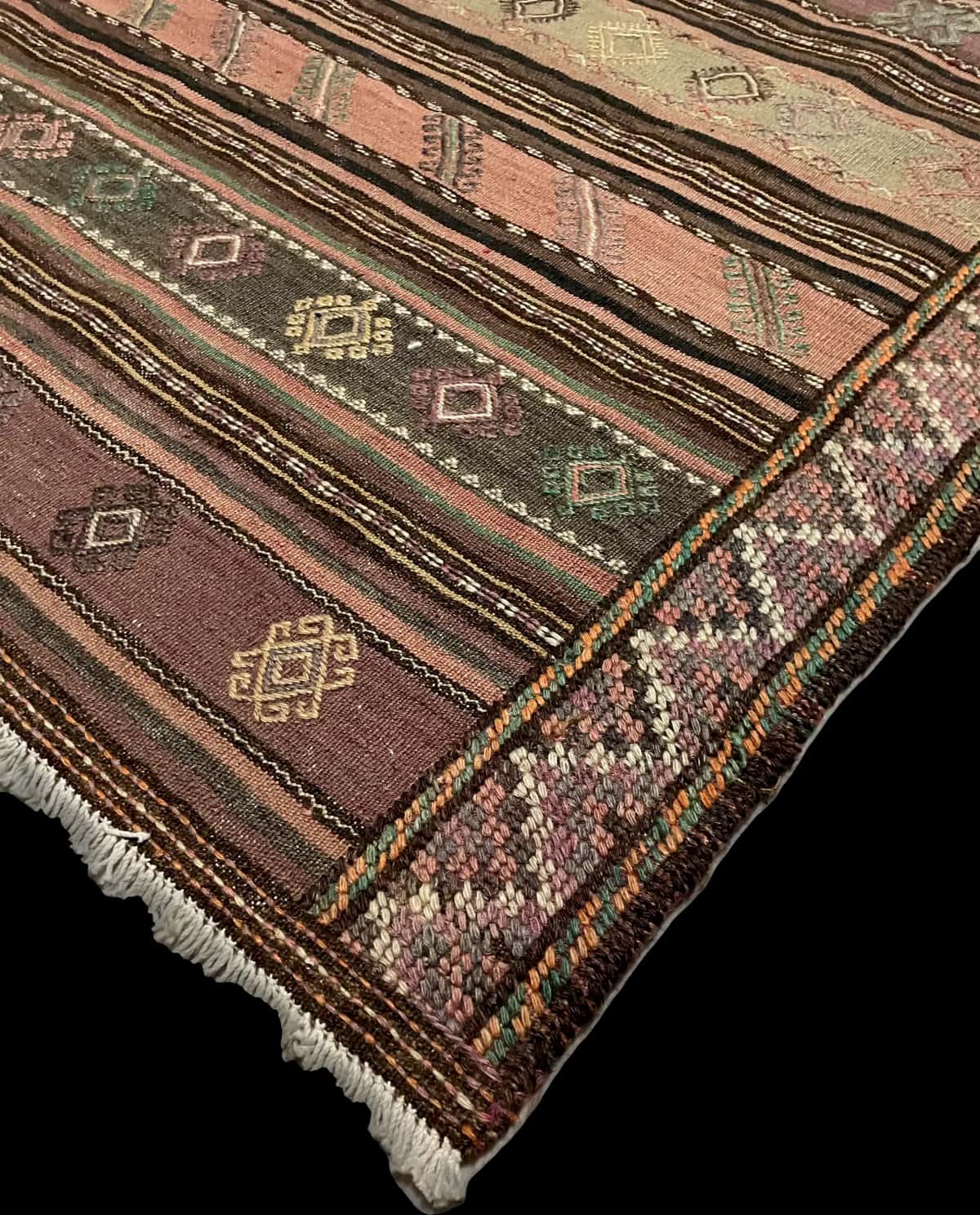Persian rug of Sumak style in dimensions 254 centimeters length by 145 centimeters width with mainly purple colors — Corner & edge