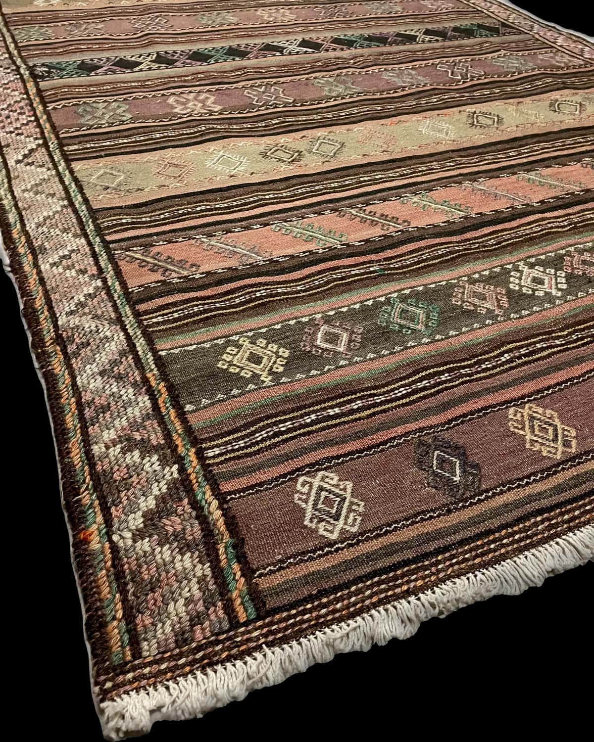 Persian rug of Sumak style in dimensions 254 centimeters length by 145 centimeters width with mainly purple colors — Corner & edge