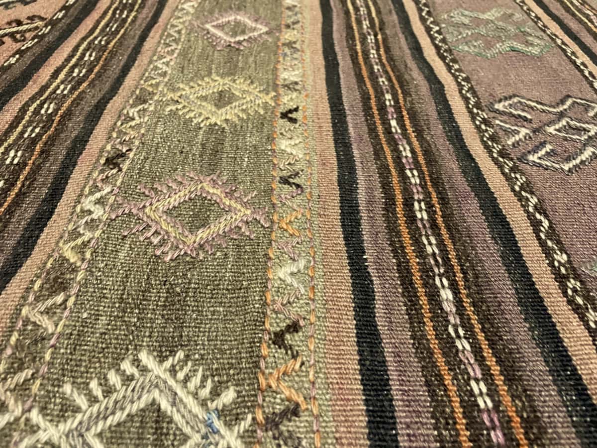 alfombra persa de estilo sumak en dimensiones 254 centímetros de largo por 145 centímetros de ancho — Primer plano de la textura