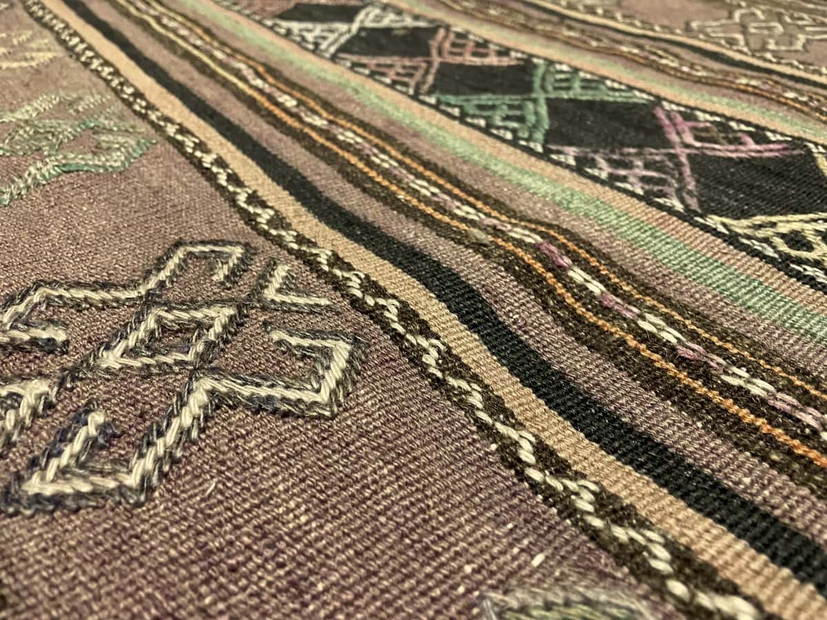 alfombra persa de estilo sumak en dimensiones 254 centímetros de largo por 145 centímetros de ancho — Primer plano de la textura