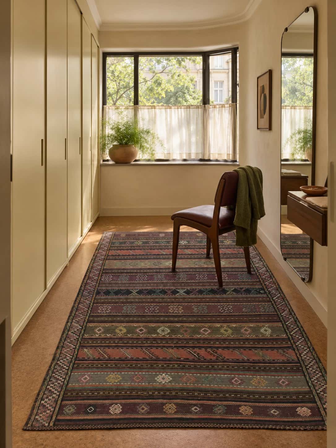 Alfombra persa kilim sumak, 145x254 cm, principalmente en morado — En una habitación