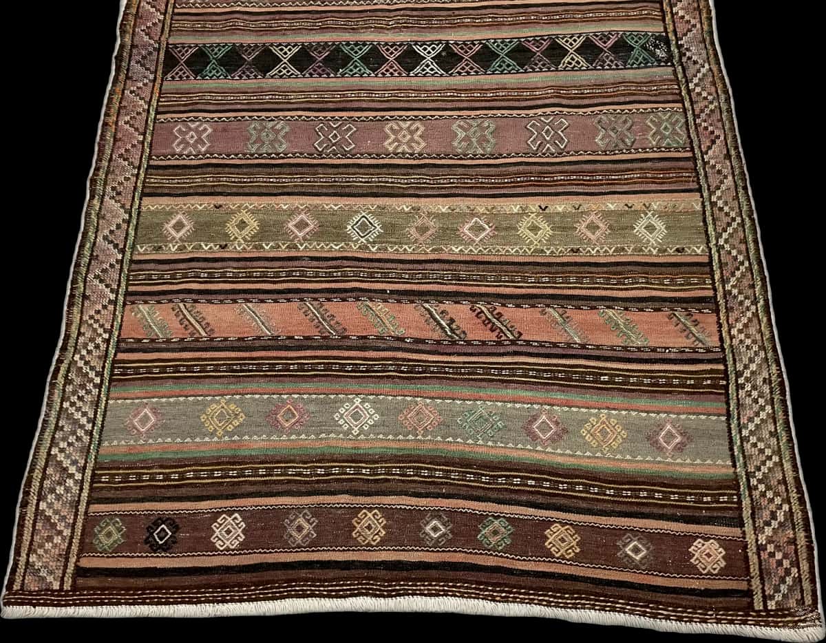 Persian rug of Sumak style in dimensions 254 centimeters length by 145 centimeters width with mainly purple colors — Perspective
