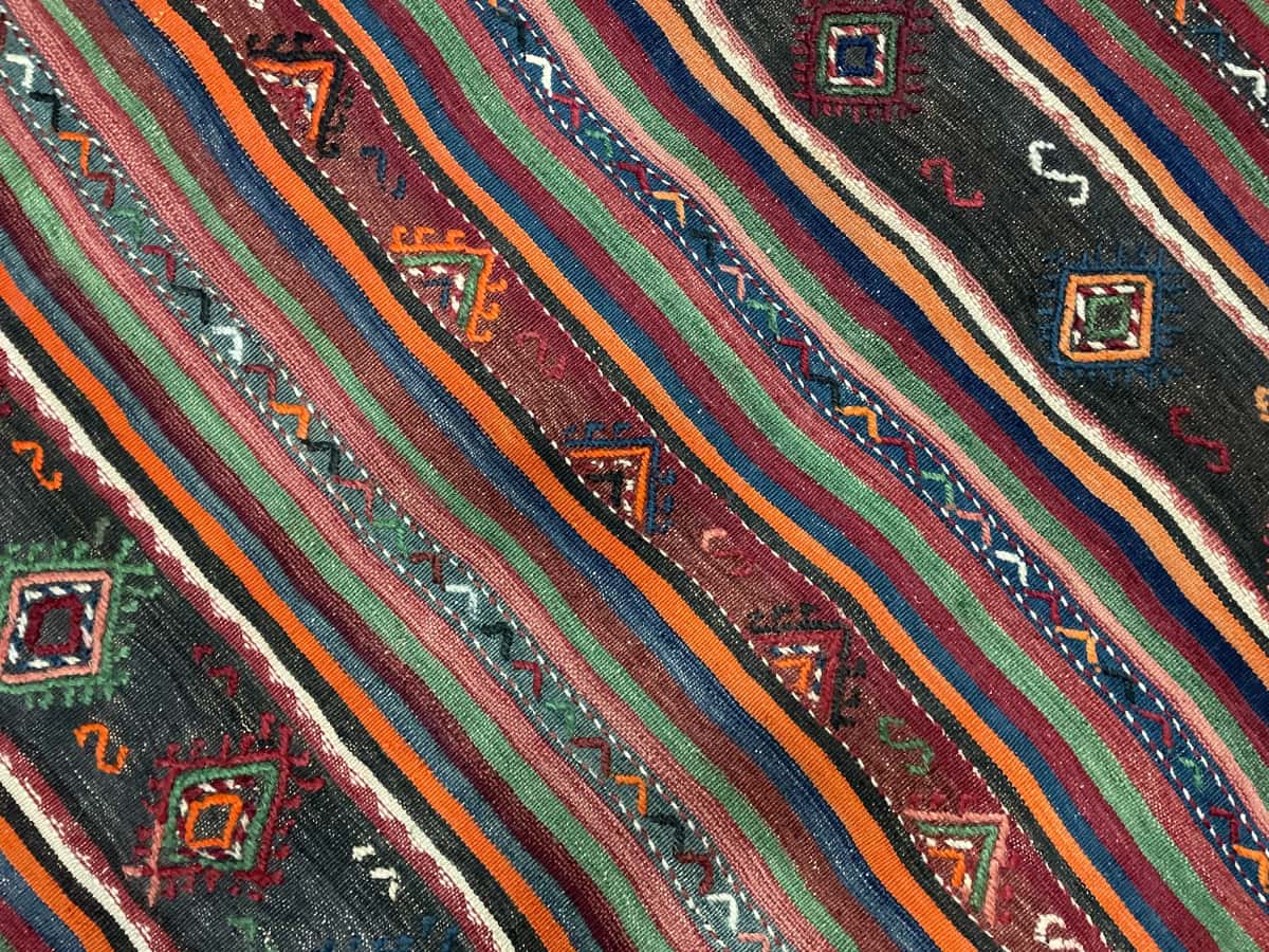 Persian rug of Sumak style in dimensions 196 centimeters length by 156 centimeters width with mainly brown and red colors — Texture close-up