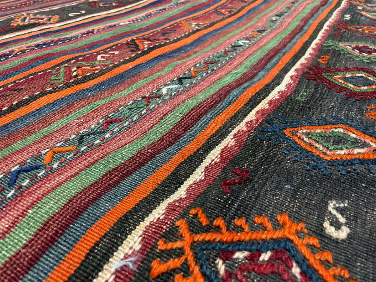 Persian rug of Sumak style in dimensions 196 centimeters length by 156 centimeters width with mainly brown and red colors — Texture close-up