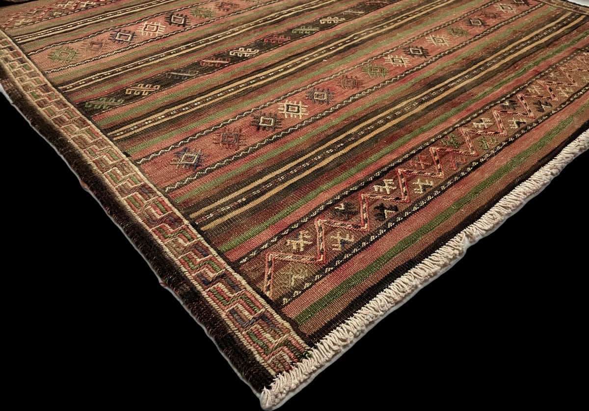 Persian rug of Sumak style in dimensions 200 centimeters length by 150 centimeters width with mainly red and green colors — Corner & edge