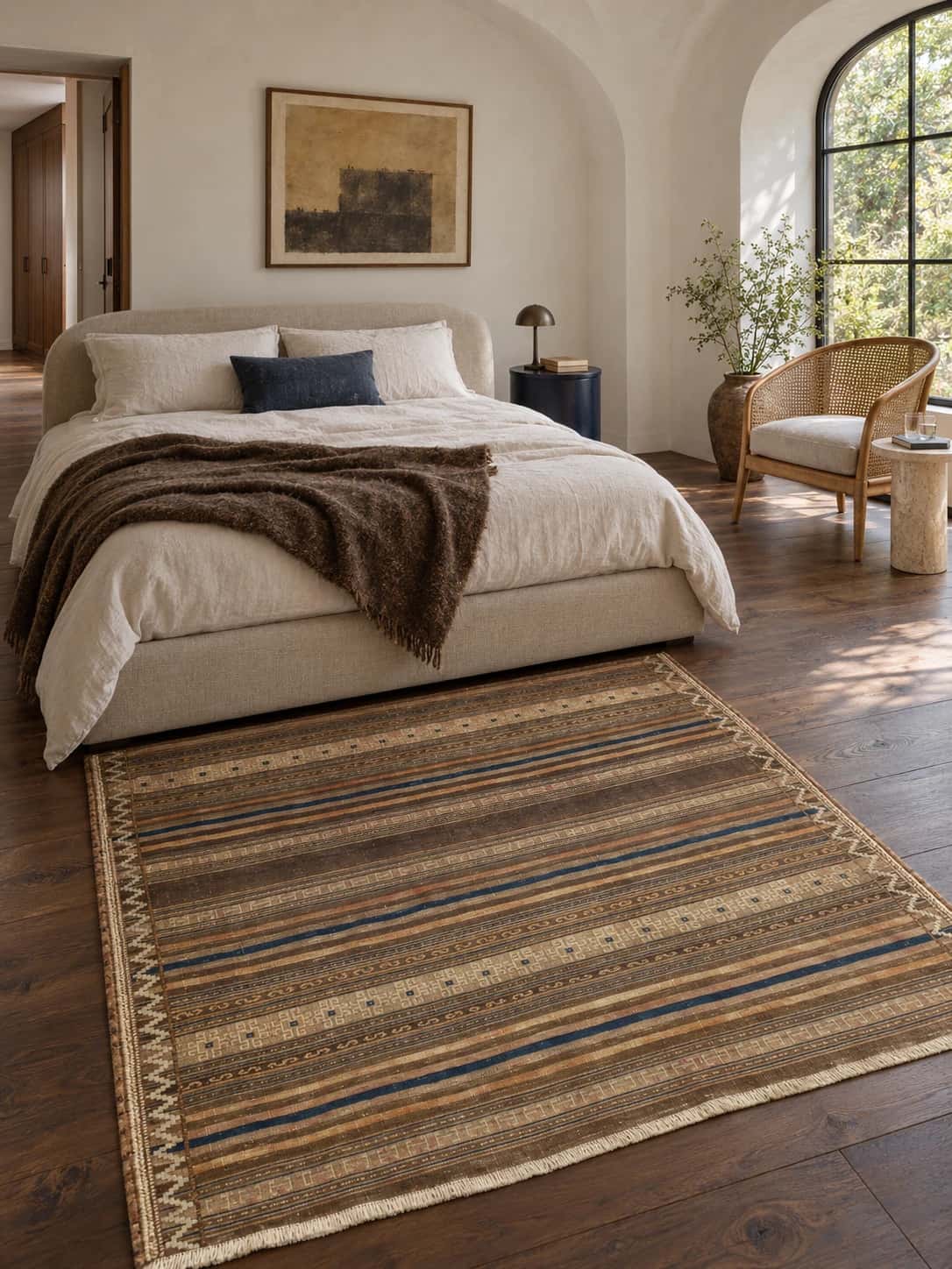 Alfombra persa kilim sumak, 134x147 cm, principalmente en marrón y beige — En una habitación