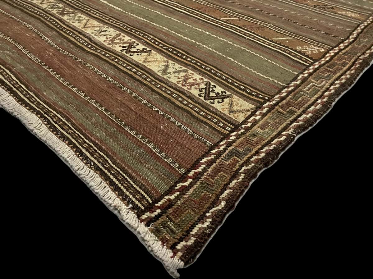 Persian rug of Sumak style in dimensions 212 centimeters length by 138 centimeters width with mainly brown colors — Corner & edge