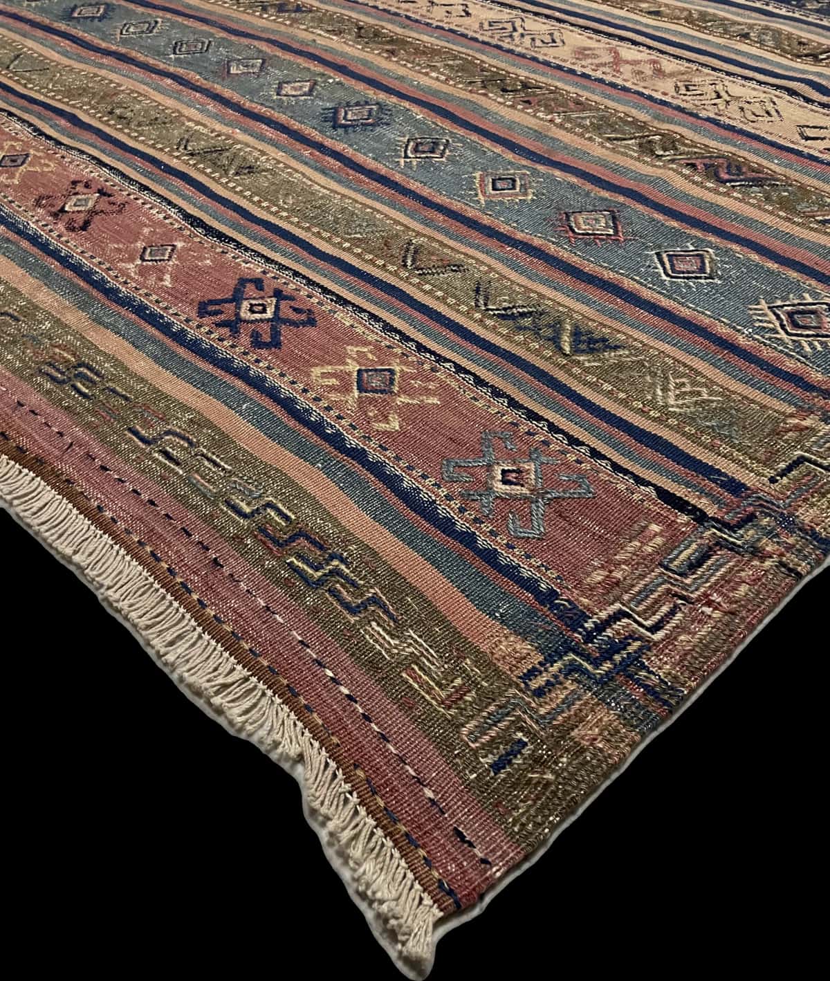Persian rug of Sumak style in dimensions 245 centimeters length by 177 centimeters width with mainly blue and brown colors — Corner & edge