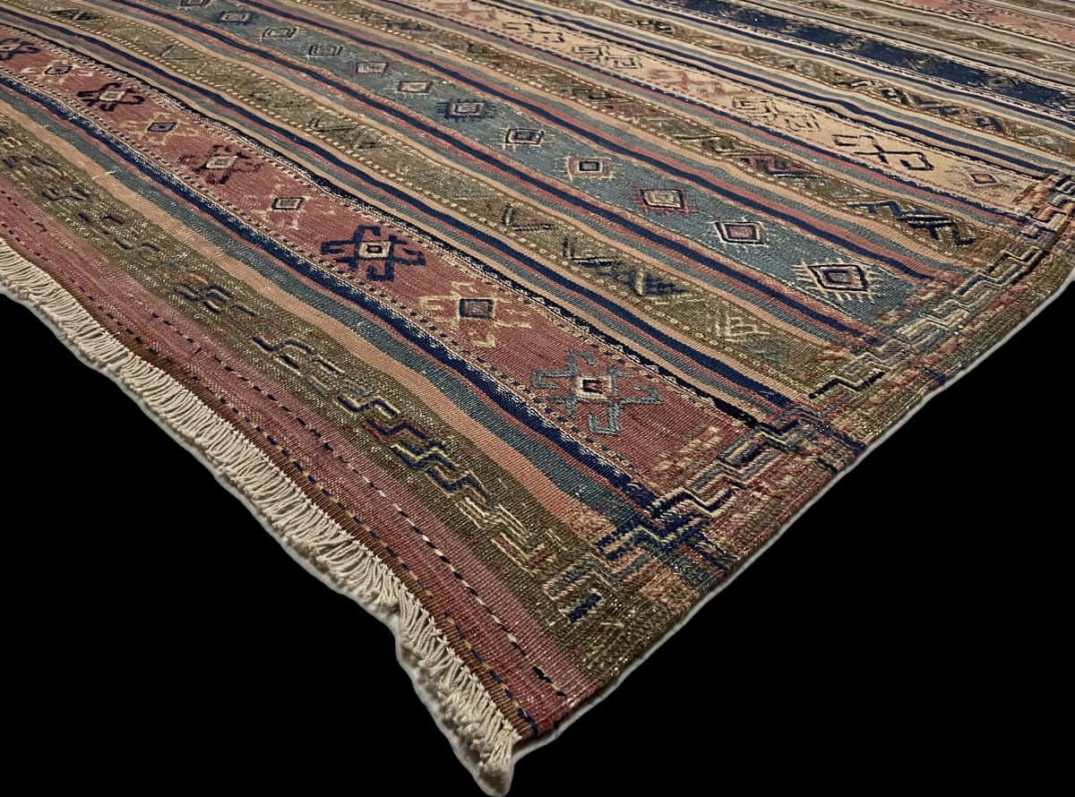 Persian rug of Sumak style in dimensions 245 centimeters length by 177 centimeters width with mainly blue and brown colors — Corner & edge