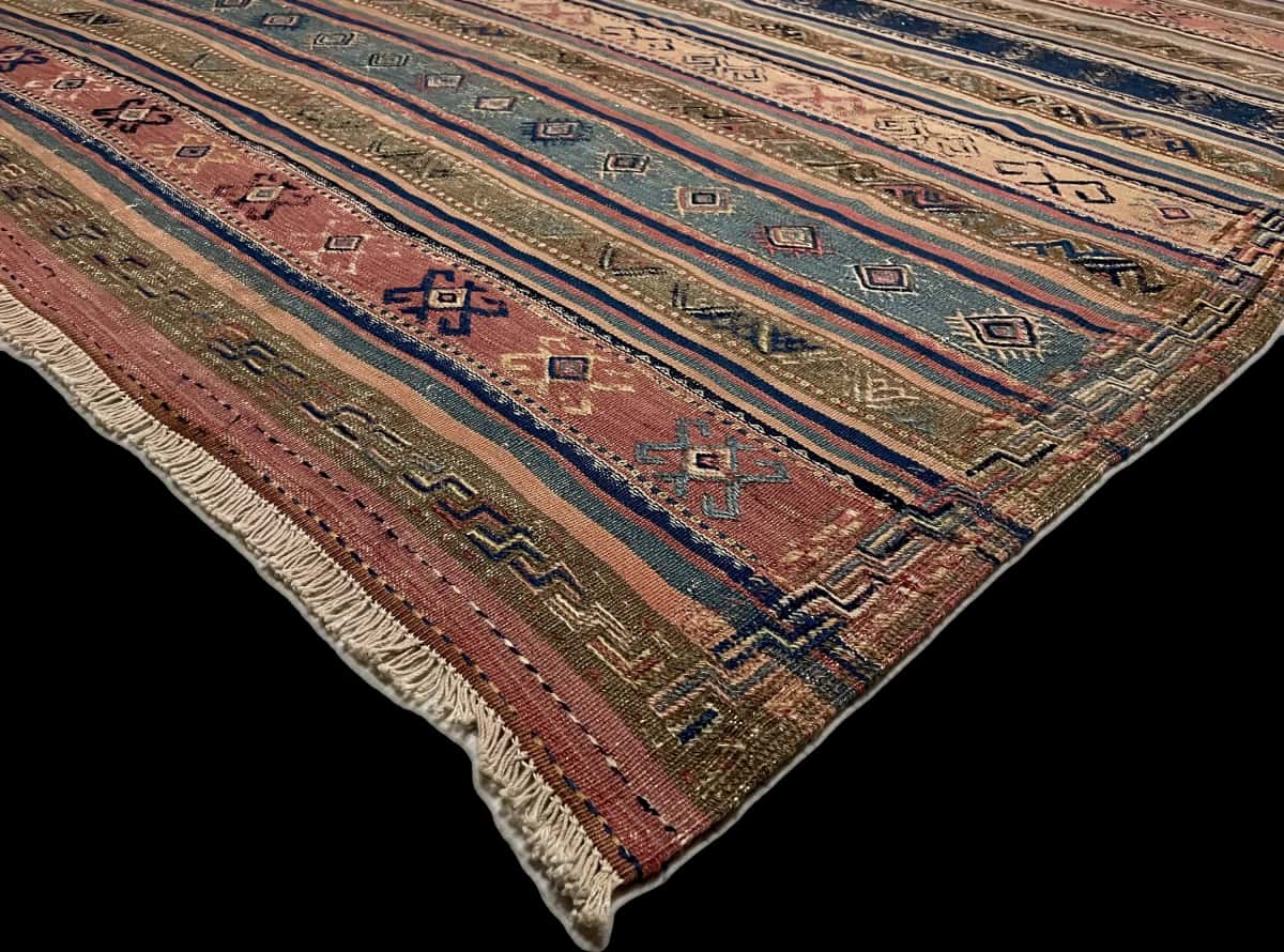 persischer Teppich im Sumak Stil in den Maßen 245 Zentimeter Länge mal 177 Zentimeter Breite mit überwiegend blau und braun Farben — Ecke & Kante