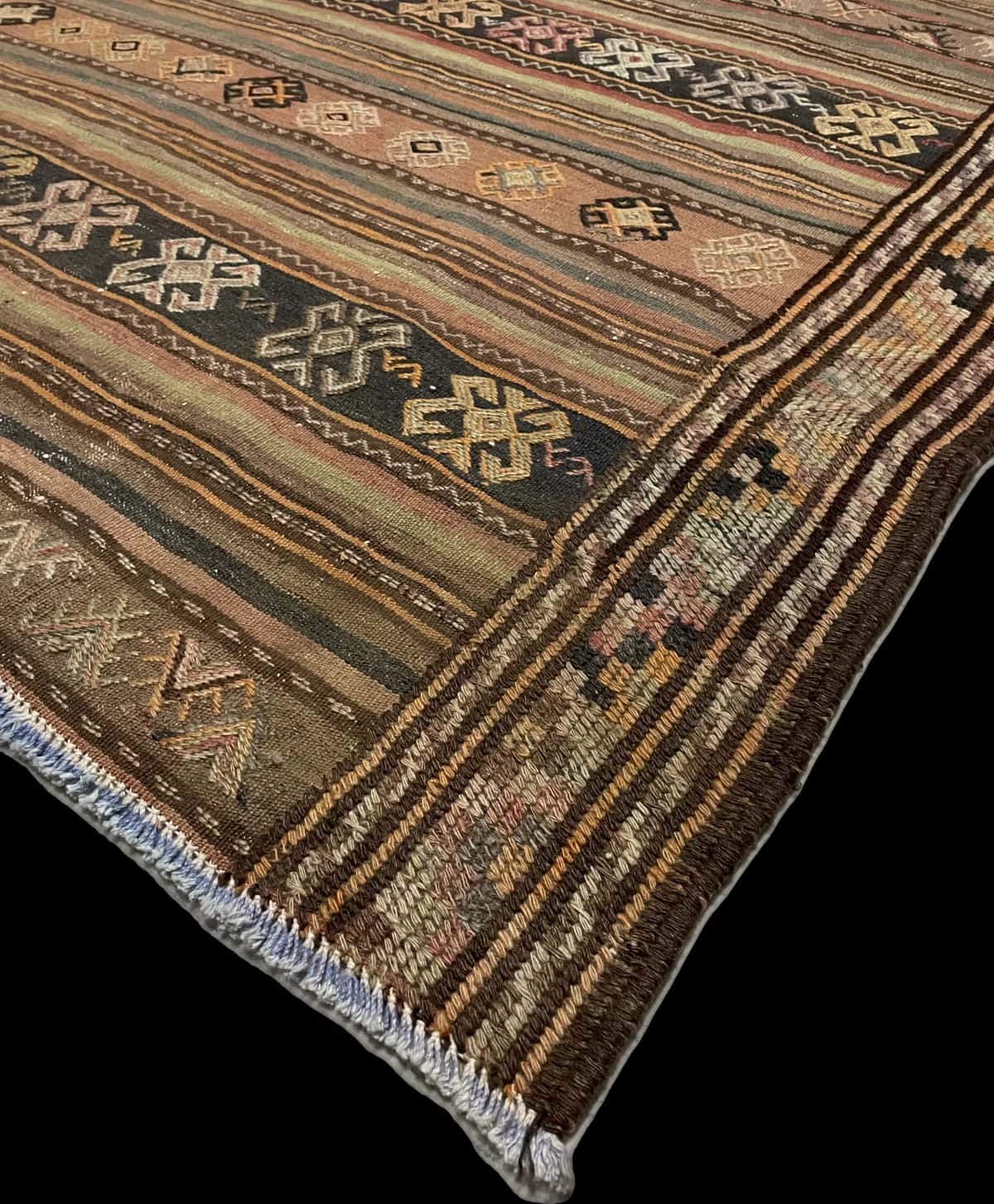 alfombra persa de estilo sumak en dimensiones 228 centímetros de largo por 151 centímetros de ancho con colores principalmente marrón — Esquina y borde