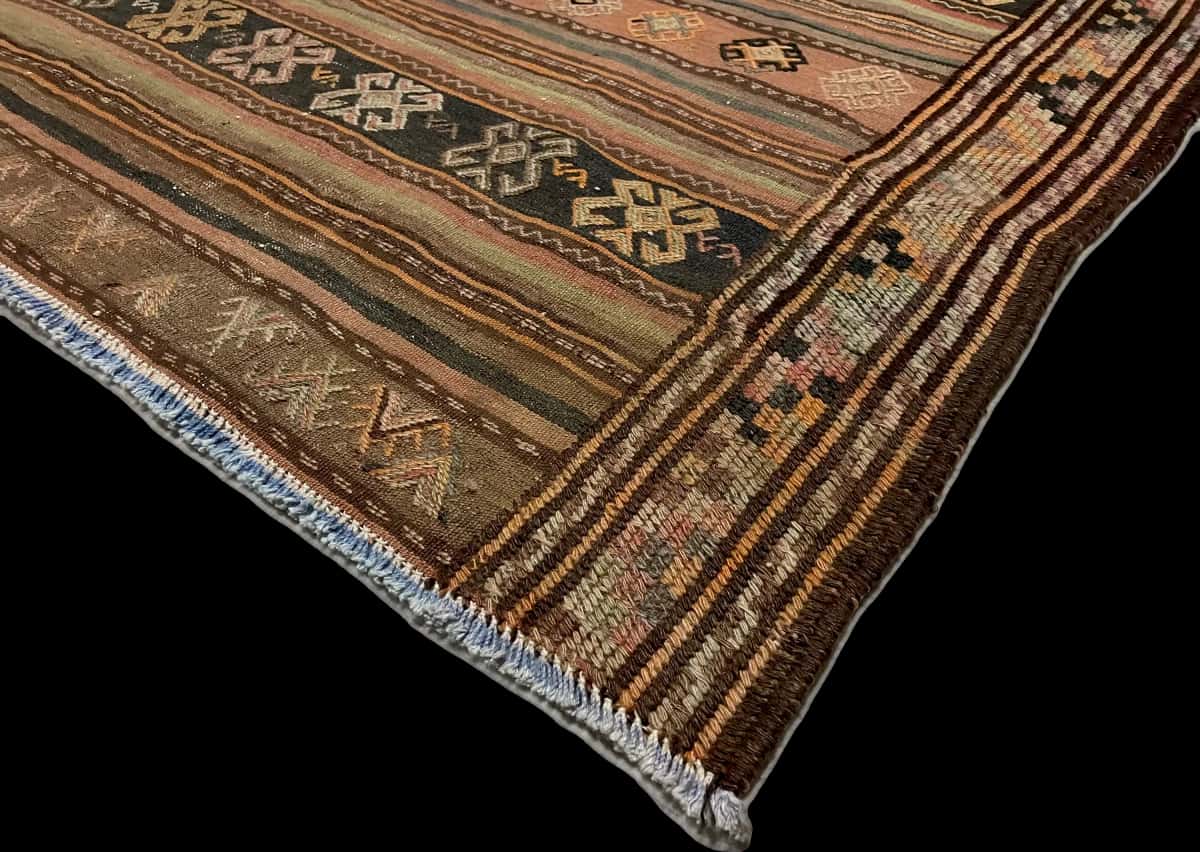 Persian rug of Sumak style in dimensions 228 centimeters length by 151 centimeters width with mainly brown colors — Corner & edge