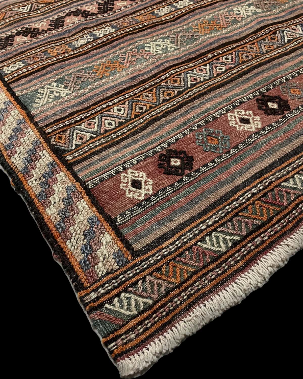 alfombra persa de estilo sumak en dimensiones 273 centímetros de largo por 140 centímetros de ancho — Esquina y borde