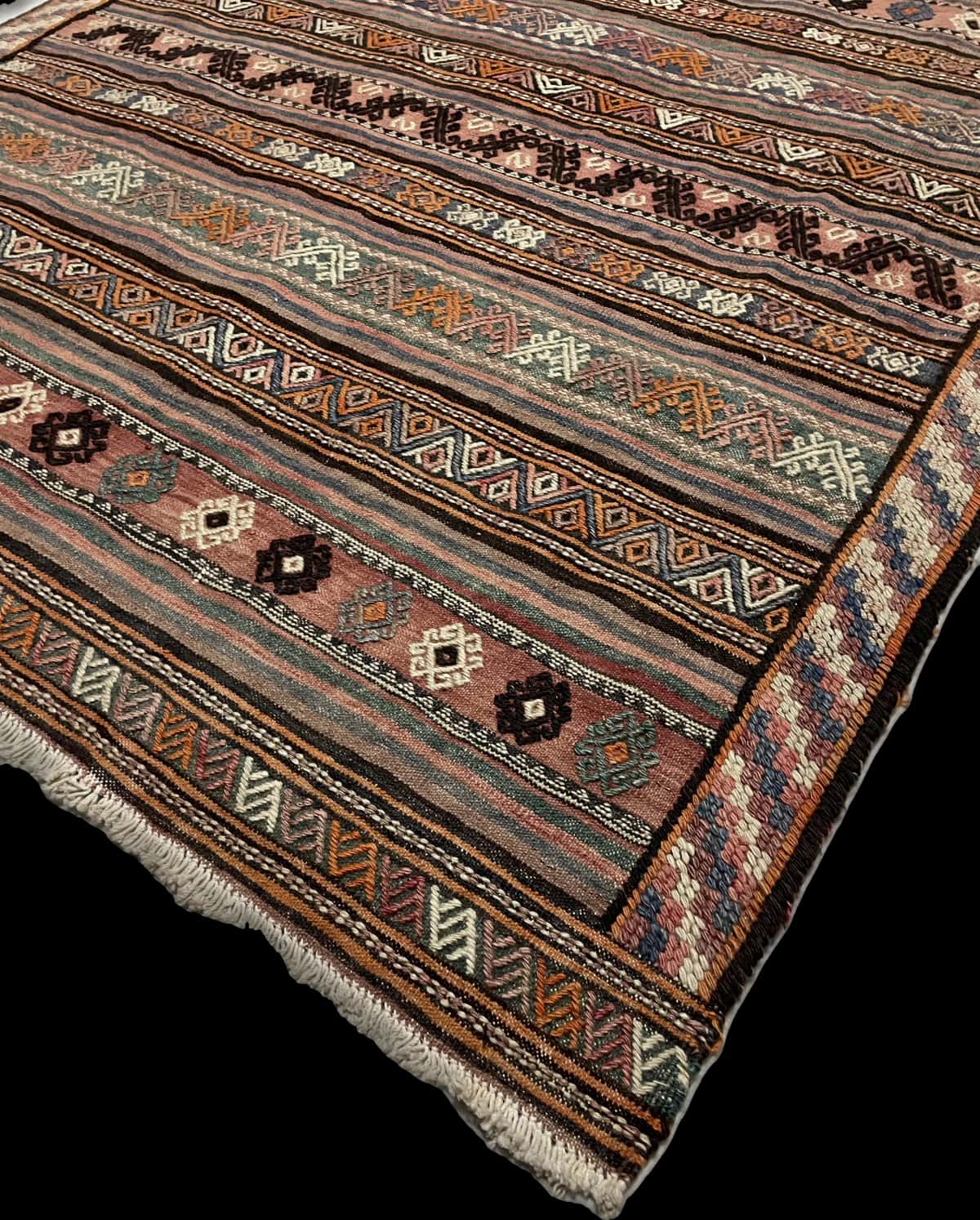 alfombra persa de estilo sumak en dimensiones 273 centímetros de largo por 140 centímetros de ancho — Esquina y borde