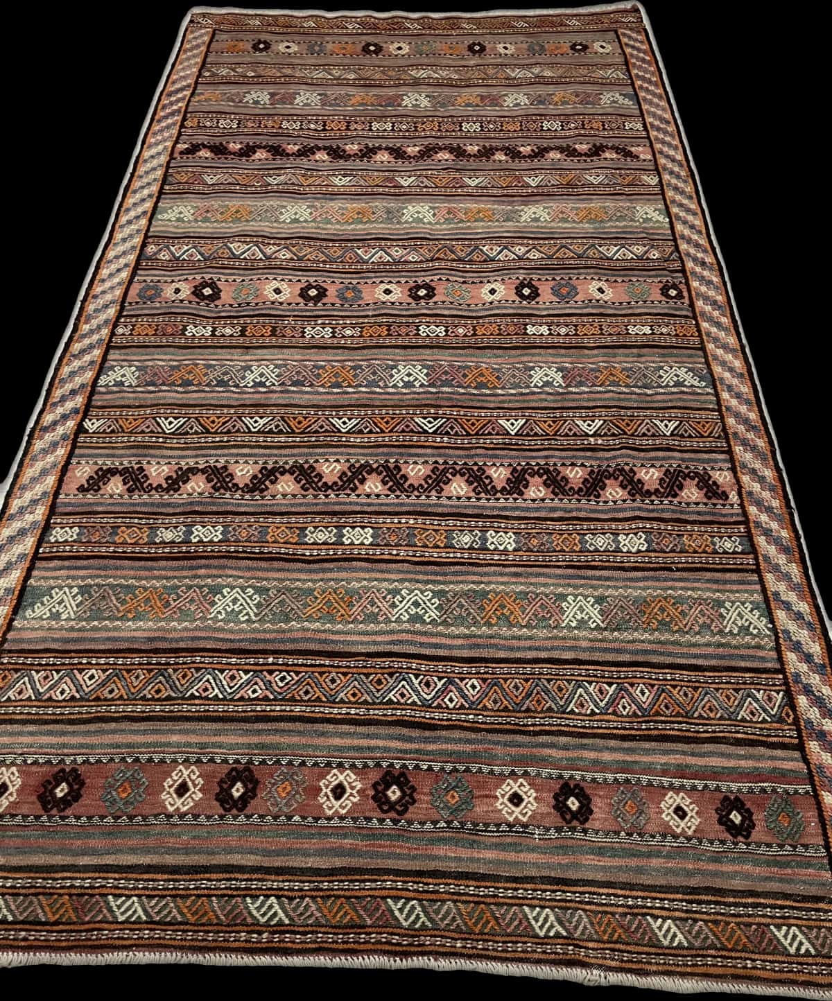 alfombra persa de estilo sumak en dimensiones 273 centímetros de largo por 140 centímetros de ancho — Perspectiva