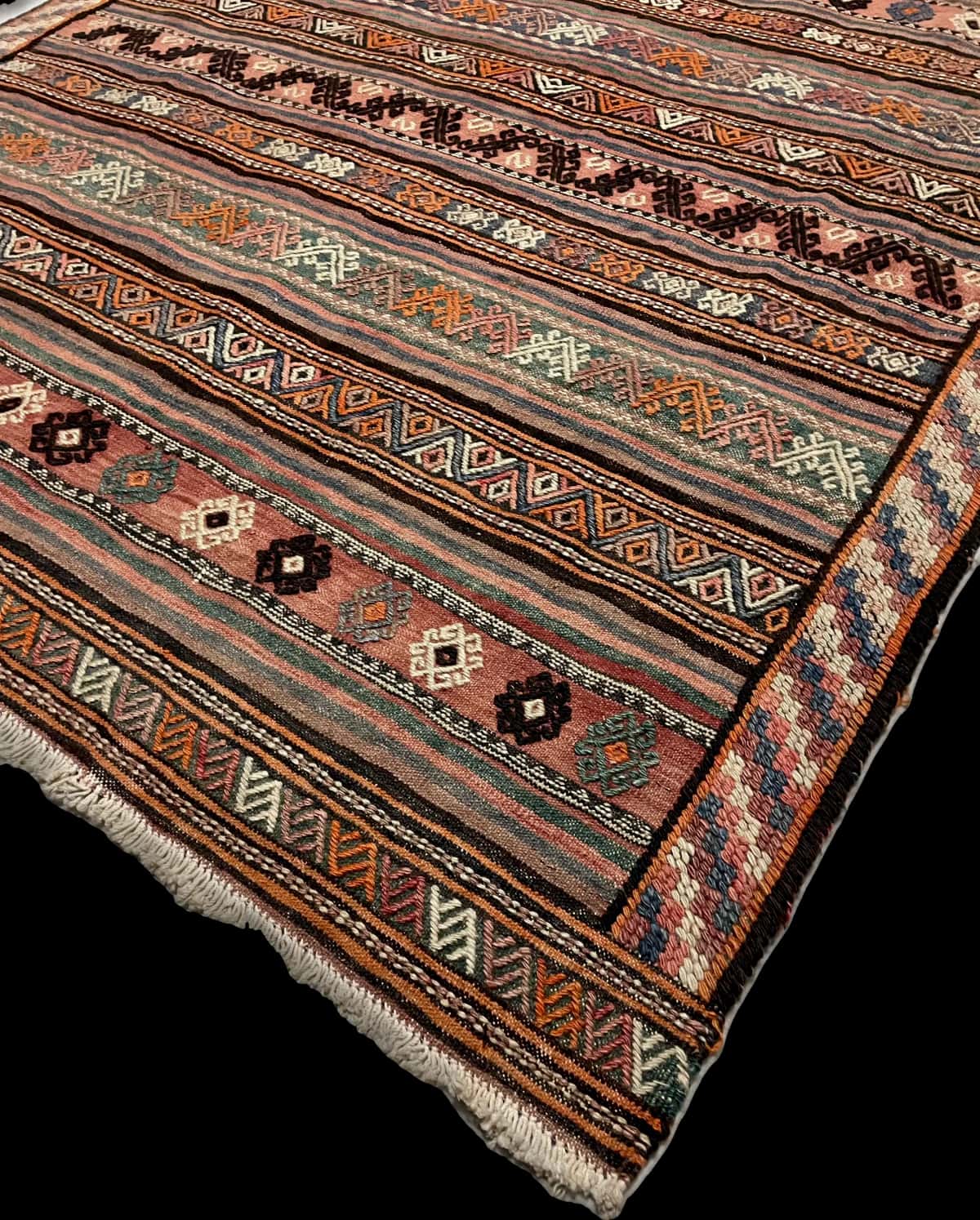 Persian rug of Sumak style in dimensions 273 centimeters length by 140 centimeters width with mainly brown colors — Corner & edge