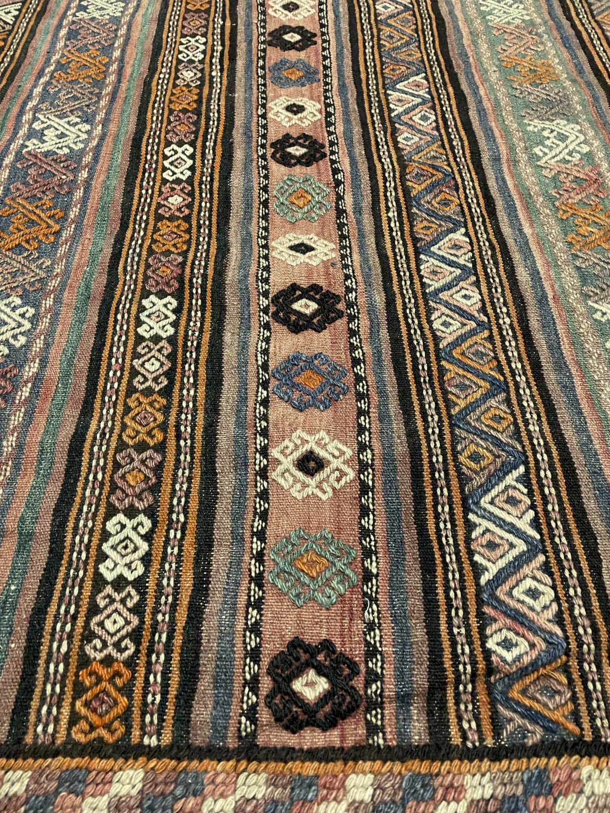 alfombra persa de estilo sumak en dimensiones 273 centímetros de largo por 140 centímetros de ancho — Primer plano de la textura