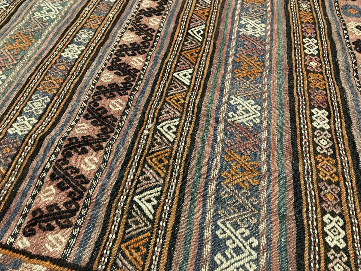 alfombra persa de estilo sumak en dimensiones 273 centímetros de largo por 140 centímetros de ancho — Primer plano de la textura