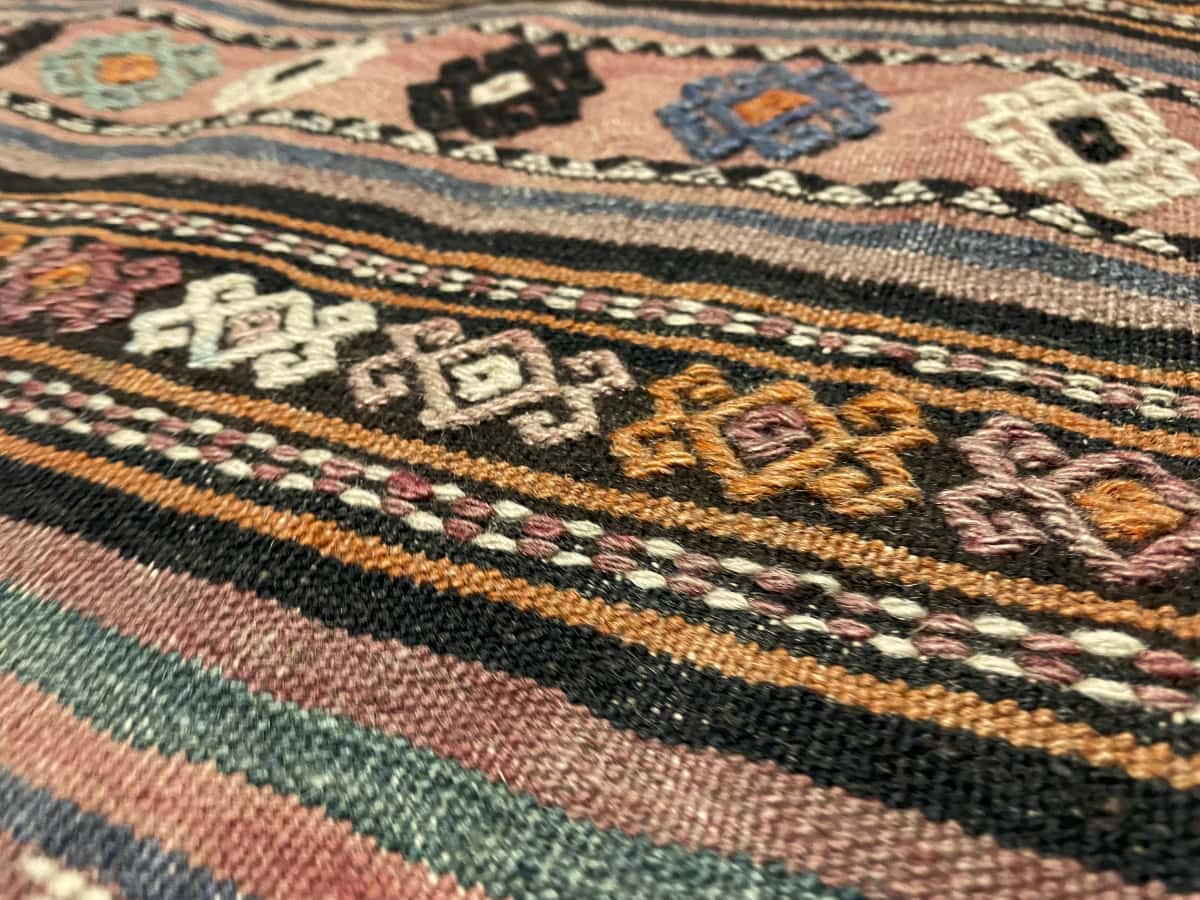 alfombra persa de estilo sumak en dimensiones 273 centímetros de largo por 140 centímetros de ancho — Primer plano de la textura