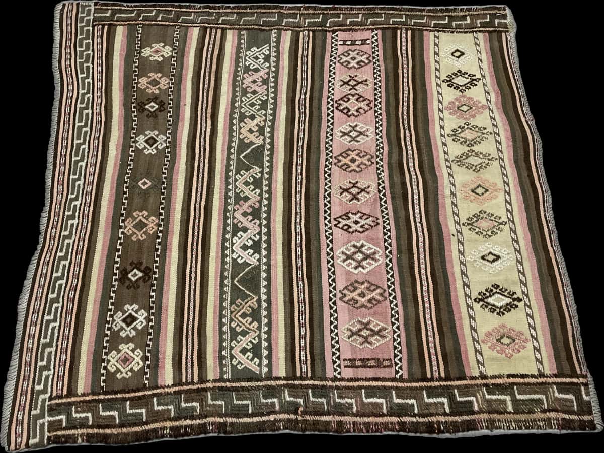 alfombra persa de estilo sumak en dimensiones 125 centímetros de largo por 120 centímetros de ancho con colores principalmente beige y rosa — Perspectiva