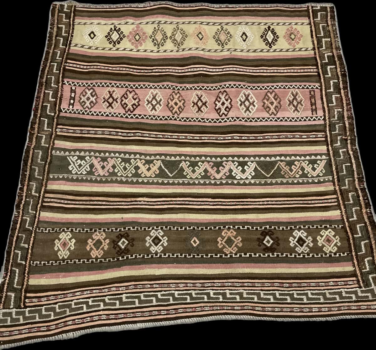 alfombra persa de estilo sumak en dimensiones 125 centímetros de largo por 120 centímetros de ancho con colores principalmente beige y rosa — Perspectiva